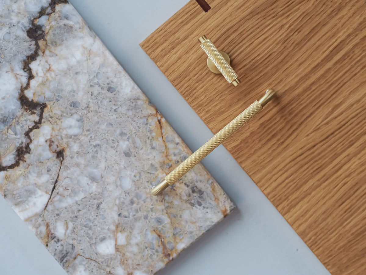 Møbelknop T-bar med diamond cut i børstet messing uden lak - Nørrebro • Chr. Jørgensen - Copenhagenhomedesign