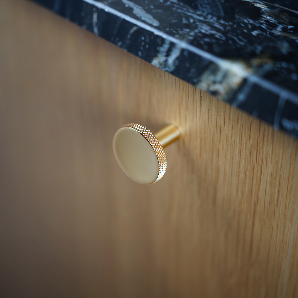 Søllerød • Möbelknopp med diamond cut, blank mässing utan lack