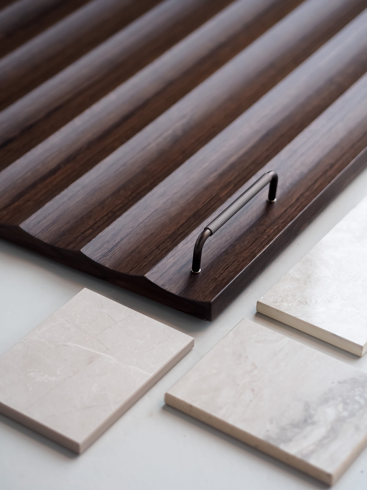 Køkkengreb med linjeret design i bronze / bruneret messing - Langelinie • Chr. Jørgensen - Copenhagenhomedesign