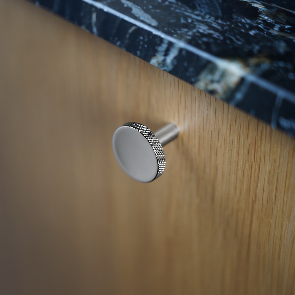 Søllerød • Möbelknopp med diamond cut, blank förnicklad