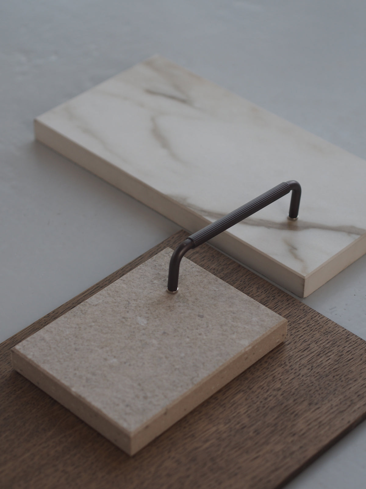 Køkkengreb med linjeret design i bronze / bruneret messing - Langelinie • Chr. Jørgensen - Copenhagenhomedesign