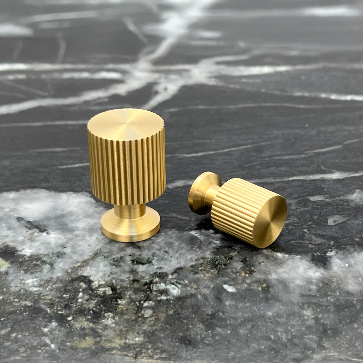 Møbelknop i børstet messing med lak, 33 mm - Marienlund • Chr. Jørgensen - Copenhagenhomedesign