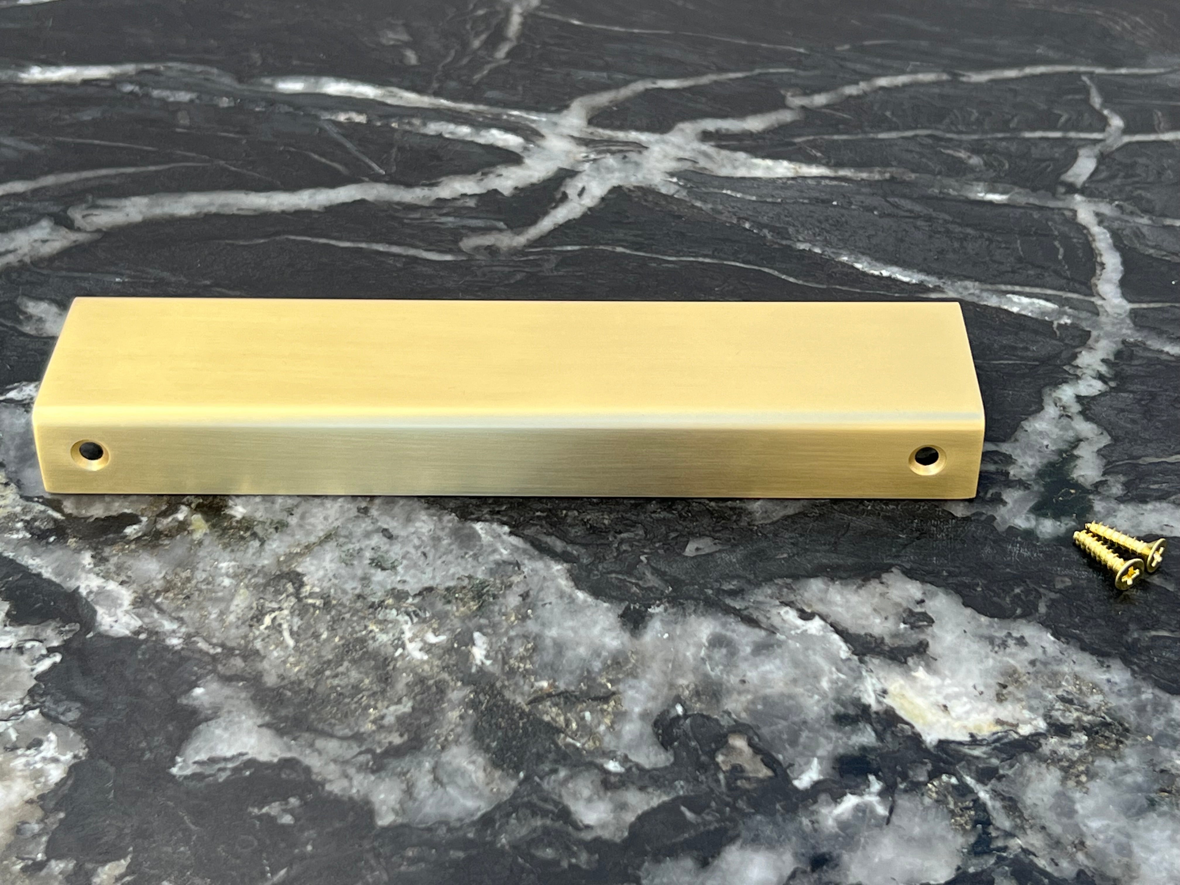 Værløse • Profilhandtag, borstad mässing med lack, c/c 160 mm