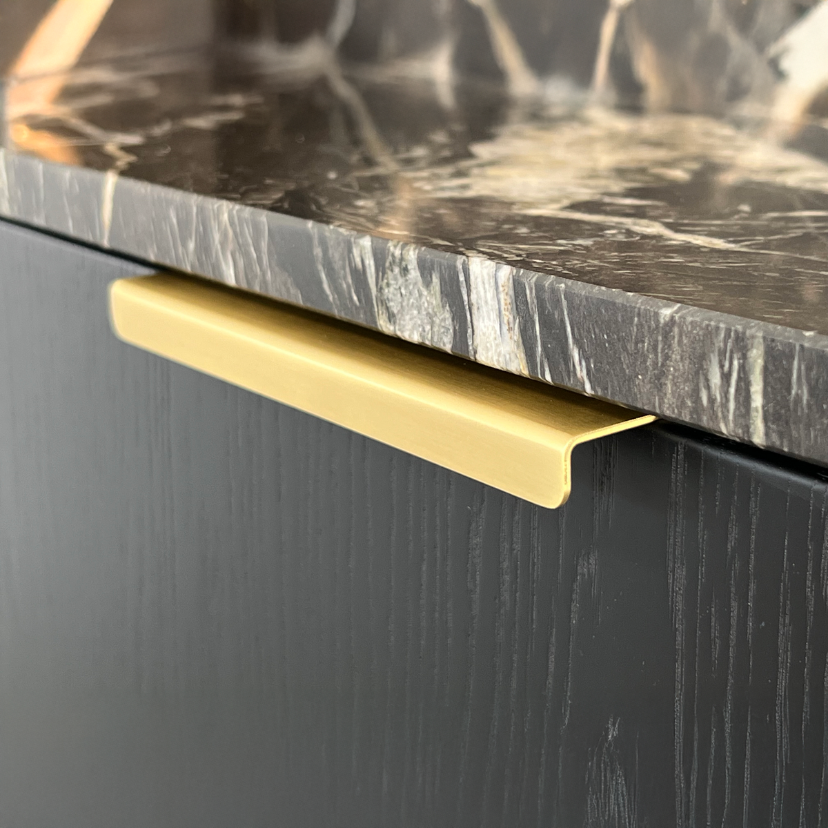 Profilgreb i børstet messing med lak, c/c 160 mm - Værløse • Chr. Jørgensen - Copenhagenhomedesign
