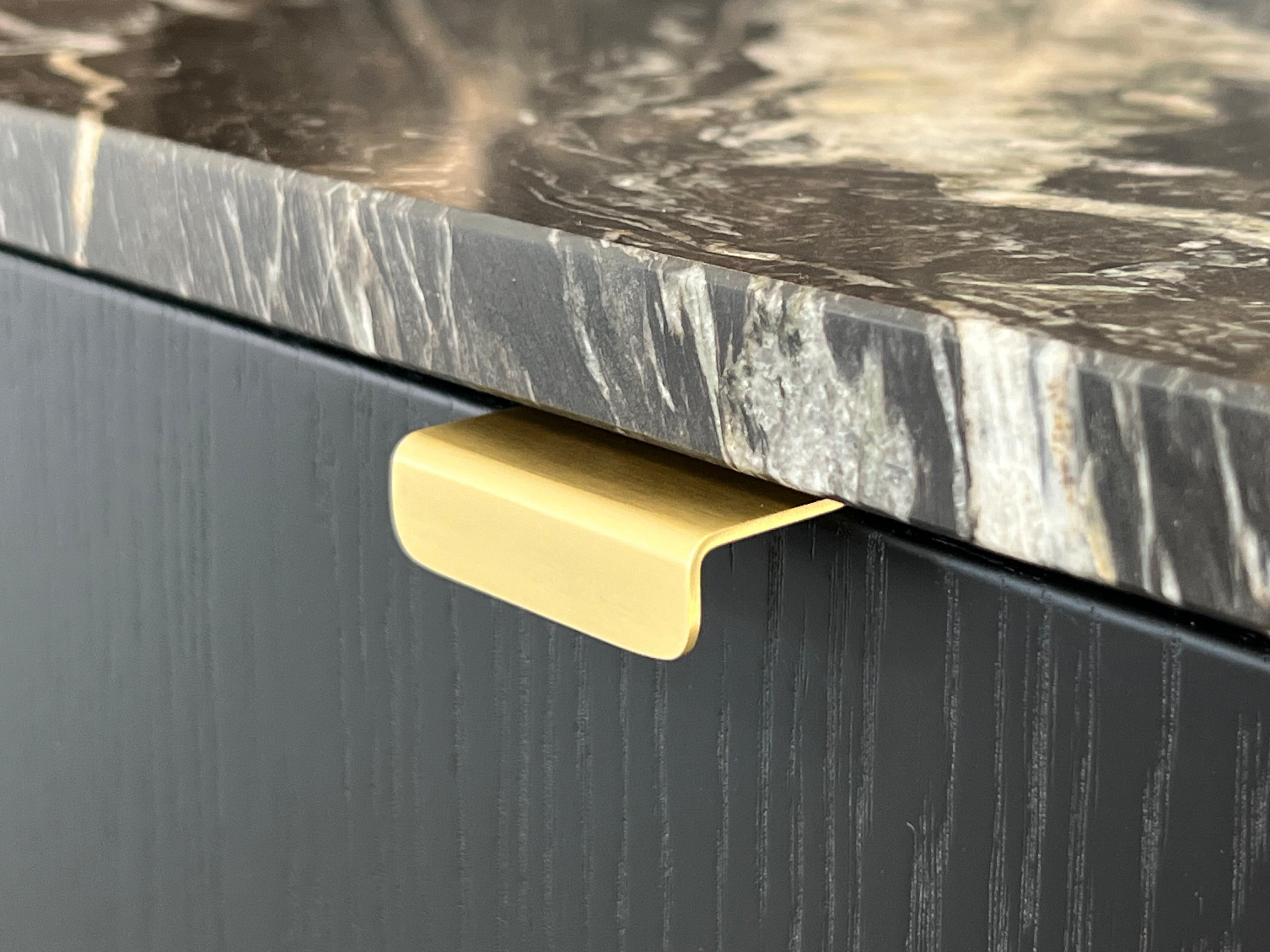 Værløse • Profilhandtag, borstad mässing med lack, c/c 32 mm