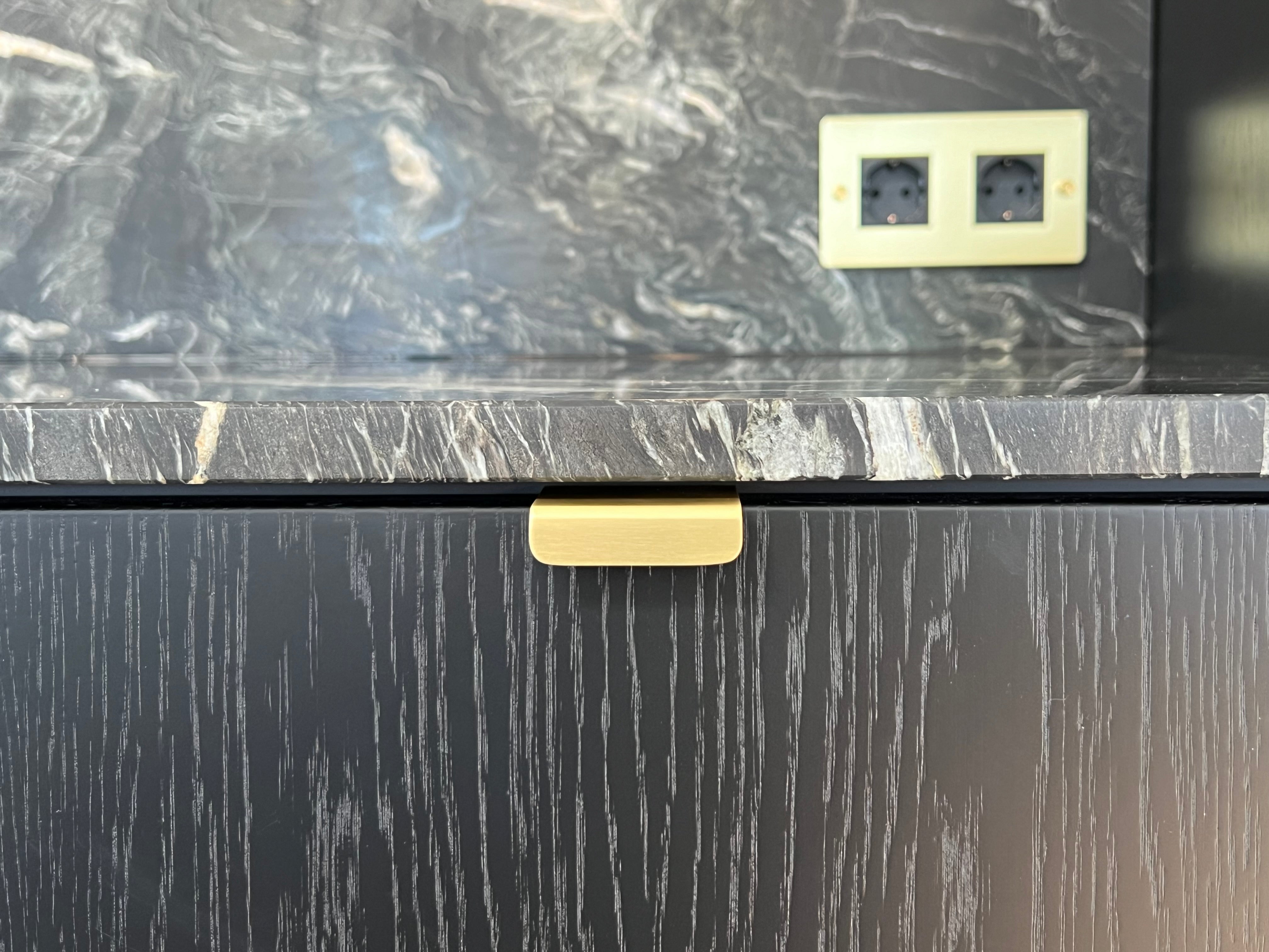 Værløse • Profilhandtag, borstad mässing med lack, c/c 32 mm