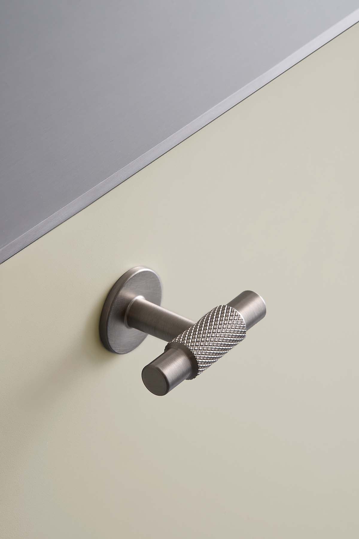 MANOR T-knopp, zink, stål • Furnipart