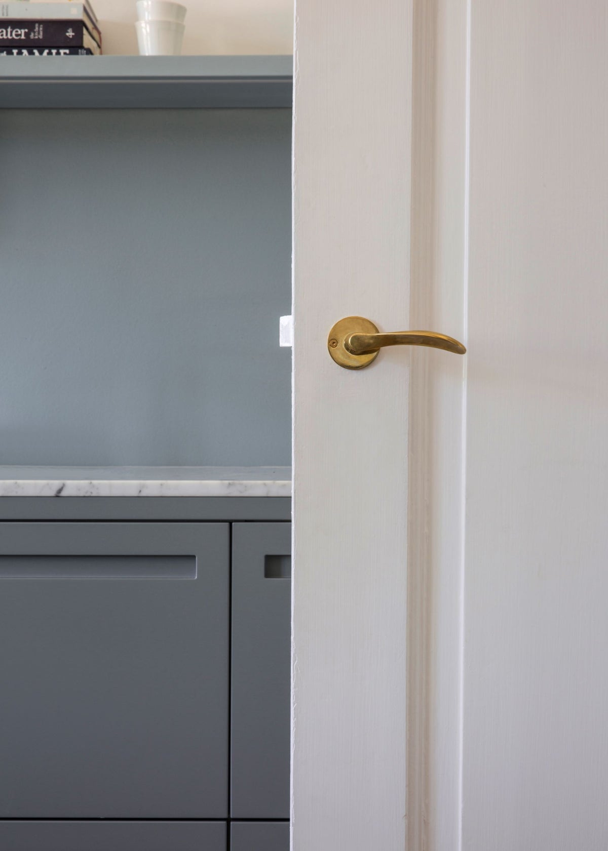 Arne Jacobsen dørhåndtag - AJ97 dørgreb i blank messing, lille model • d line - Copenhagenhomedesign
