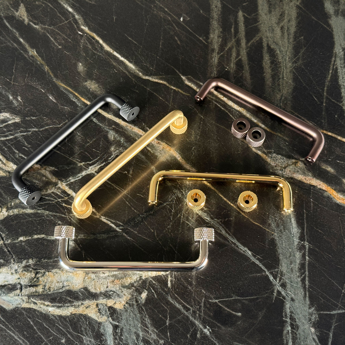 Trianglen kökshandtag, borstad mässing utan lack • Chr. Jørgensen