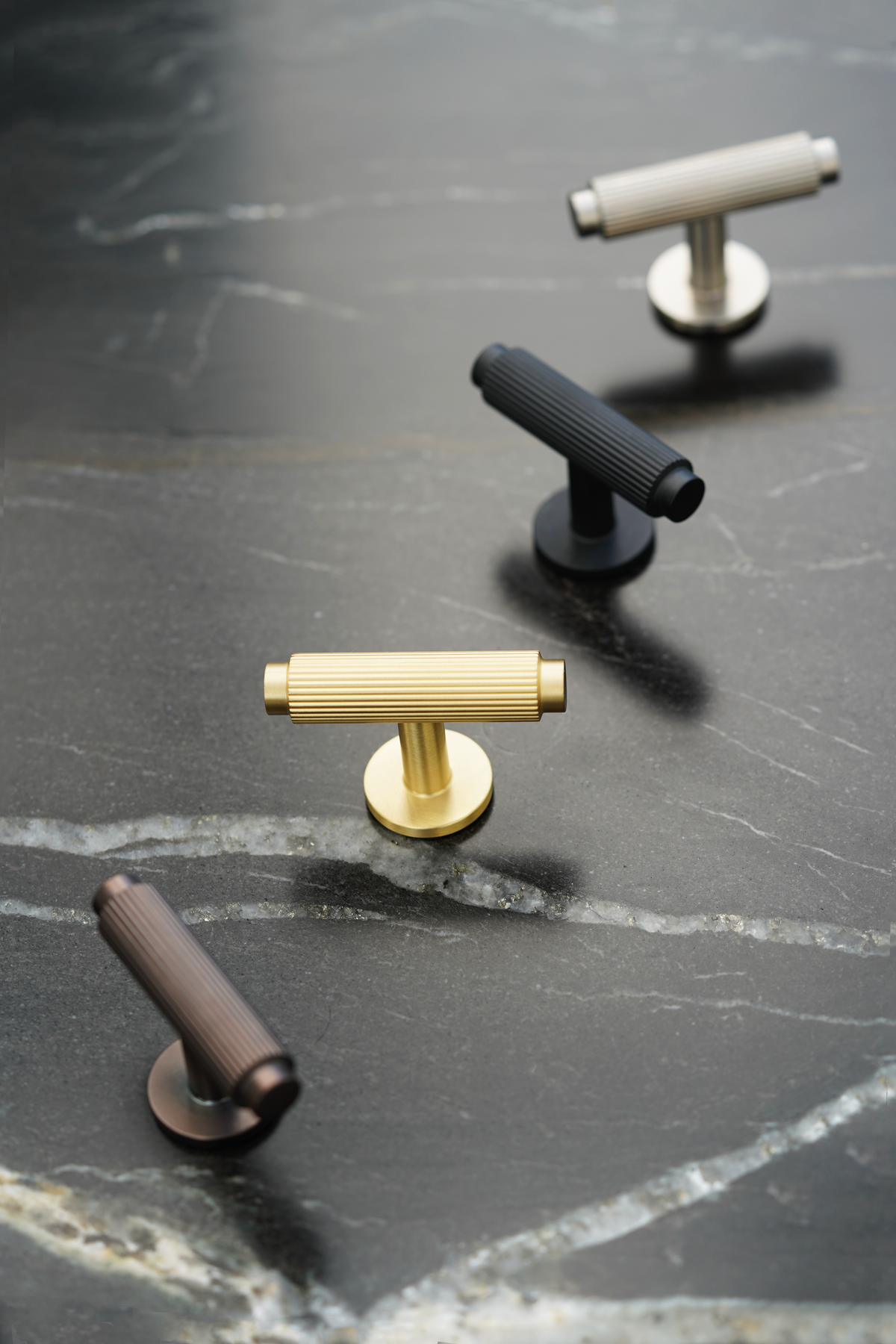 Møbelknop T-bar med linjeret design i børstet messing med lak - Ryvang • Chr. Jørgensen - Copenhagenhomedesign