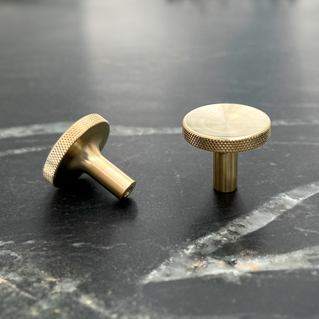 Søllerød • Möbelknopp med diamond cut, blank mässing utan lack