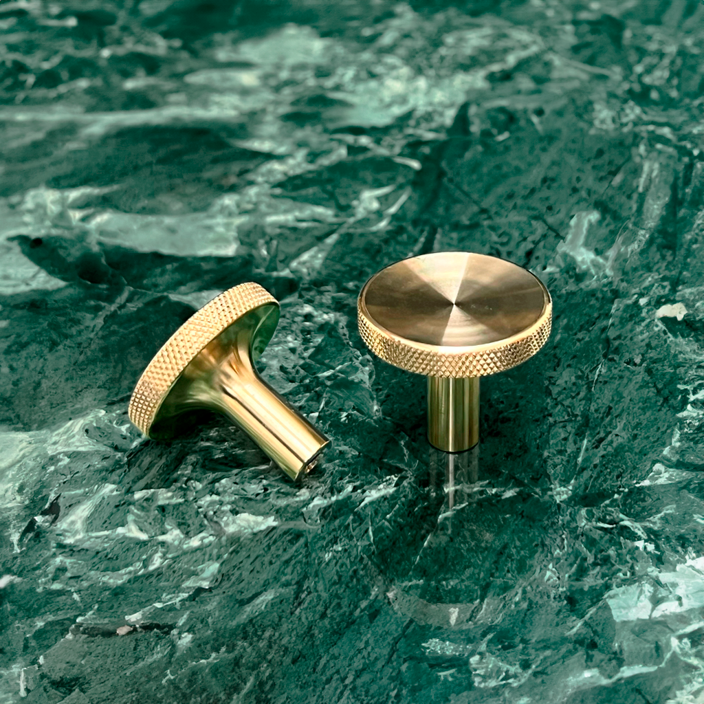 Søllerød • Möbelknopp med diamond cut, blank mässing utan lack