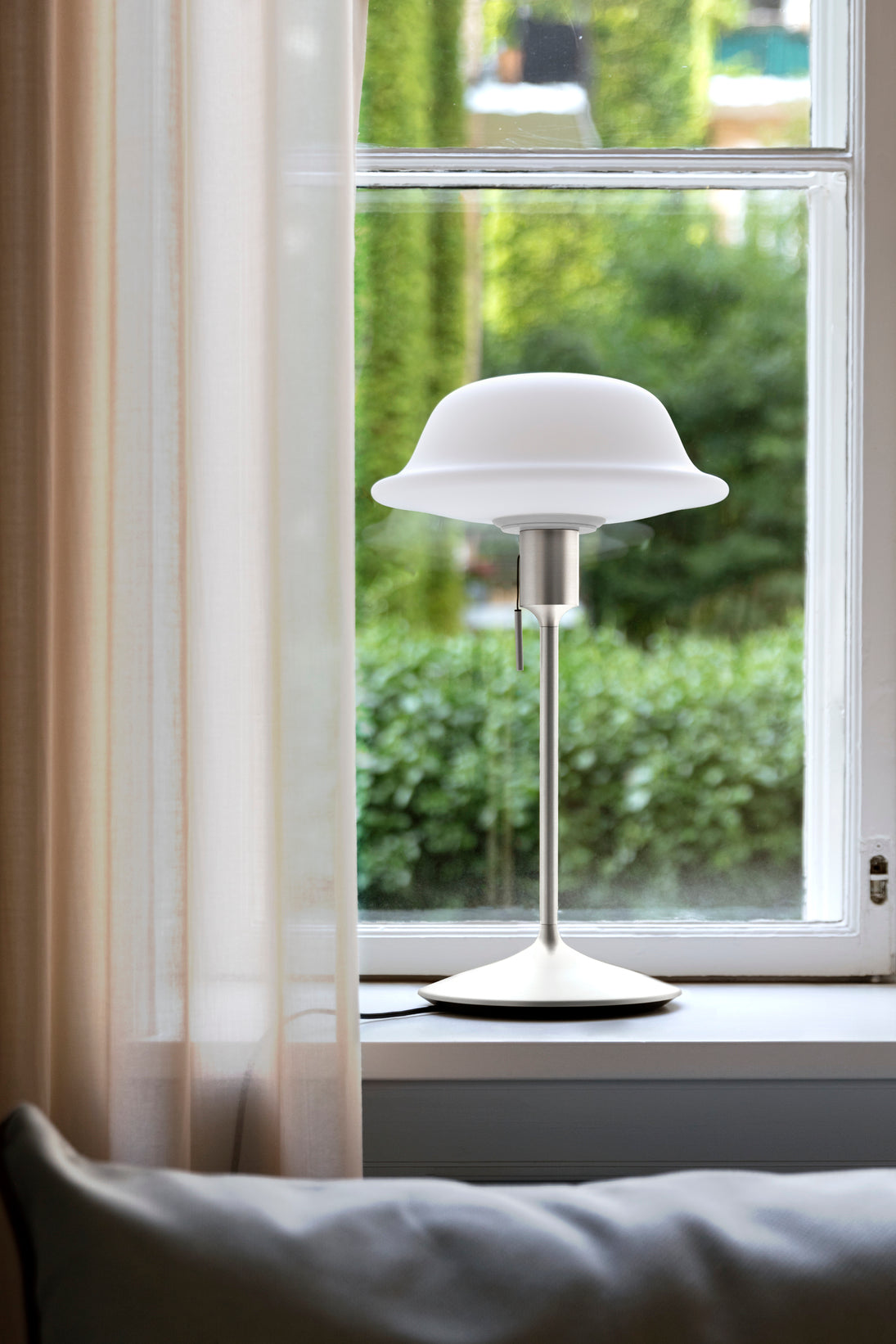 Butler bordlampe, hvid og børstet stål look • UMAGE - Copenhagenhomedesign