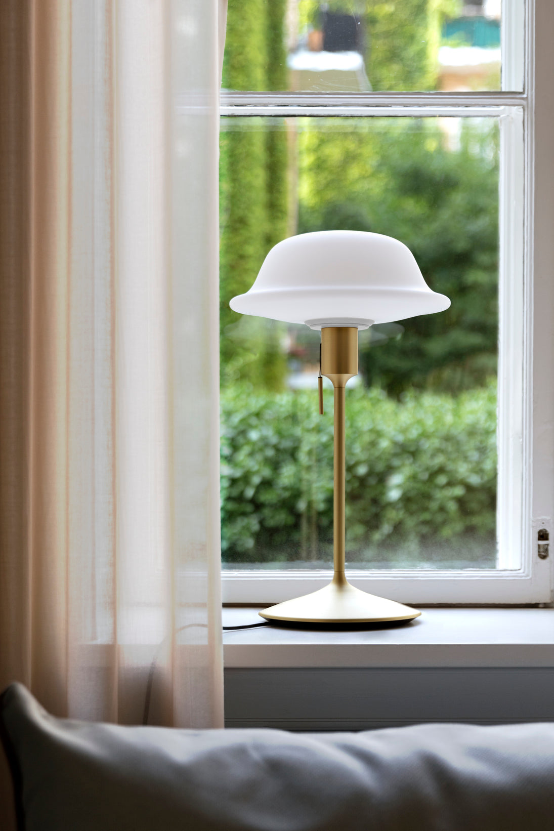 Butler bordlampe, hvid og børstet messing look • UMAGE - Copenhagenhomedesign