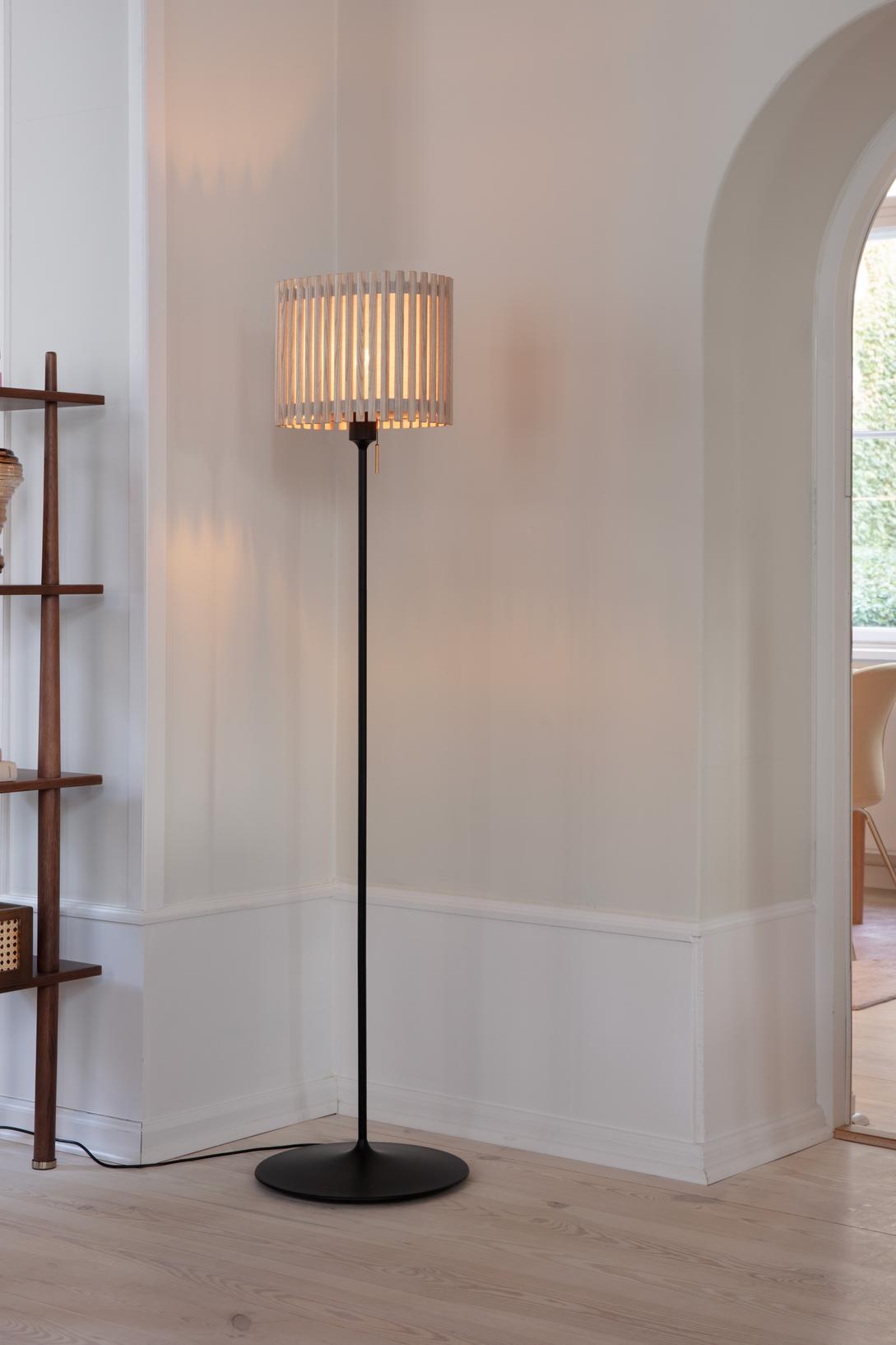 Komorebi Rectangular golvlampa, ek och svart • UMAGE - Copenhagenhomedesign