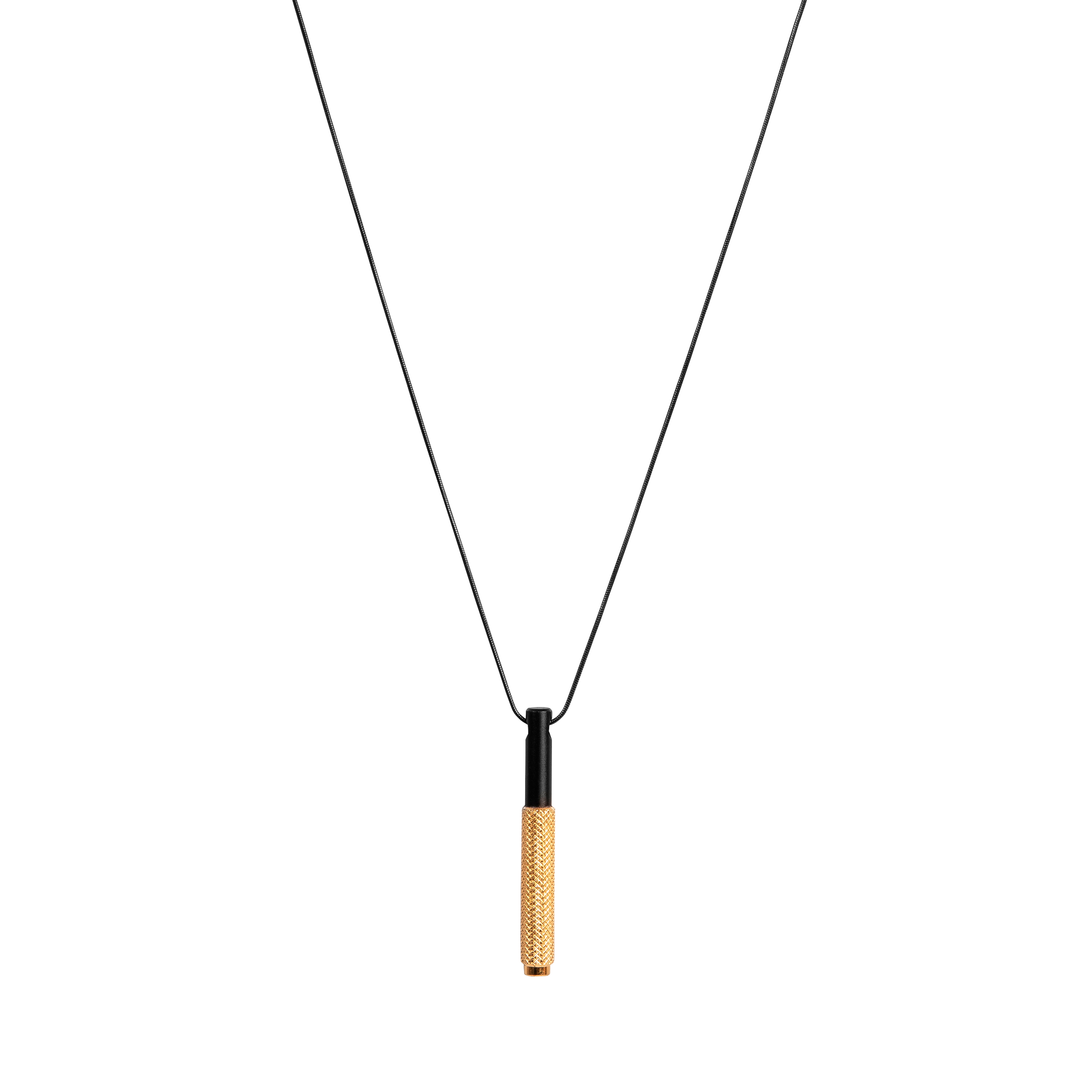 Halsband i svart med hänge i svart och mässing. Mässingsdelen av hänget är dekorerat med det populära diamantslipade mönstret.