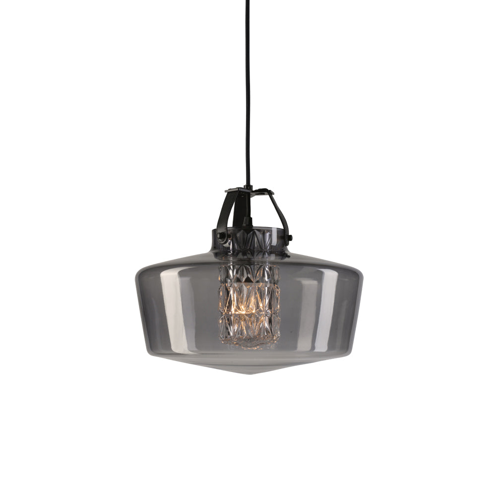 Lampan har en rökfärgad glasskärm i munblåst glas, ett fasettslipat cylinderrör och unika detaljer, bland annat i läder.
