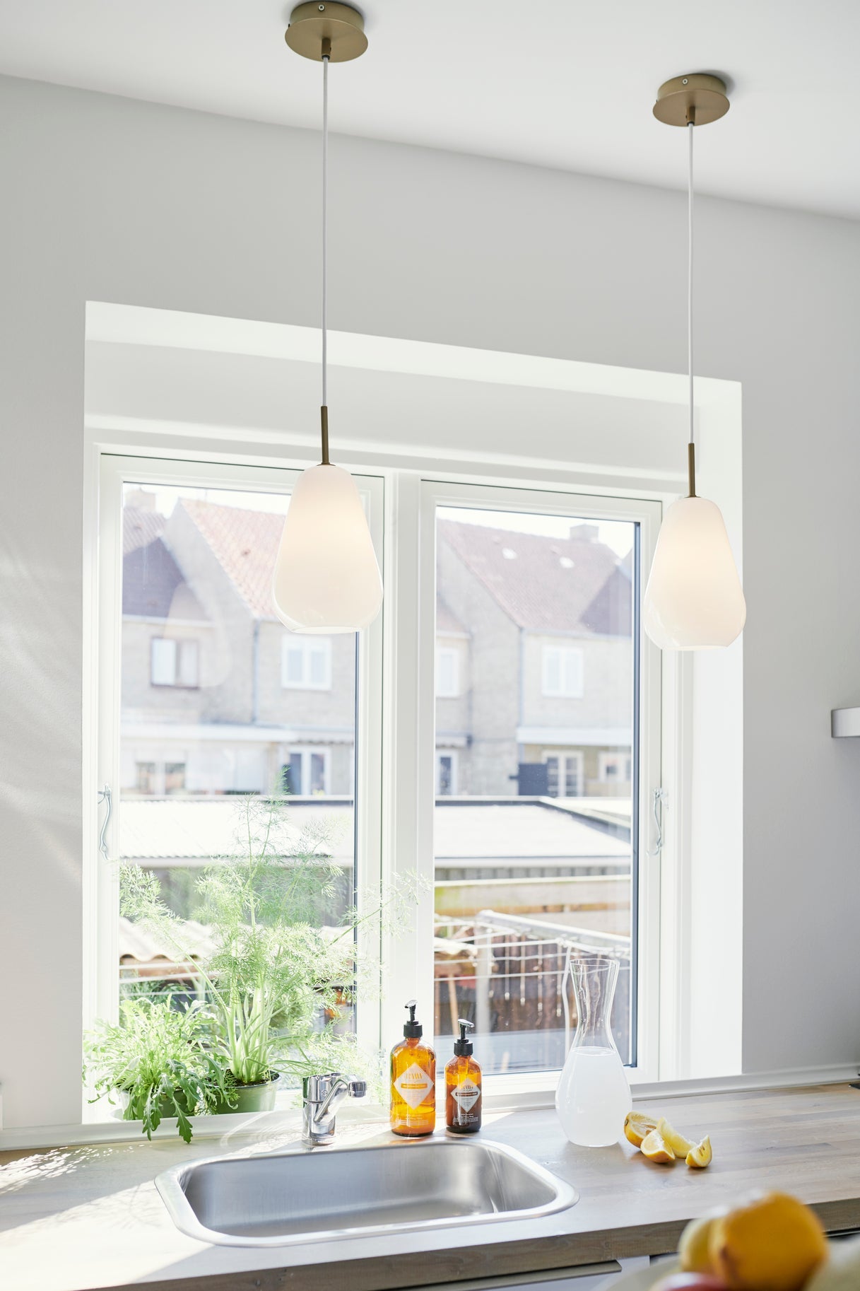 Anoli 1 small pendel, nordic gold / opal • NUURA
