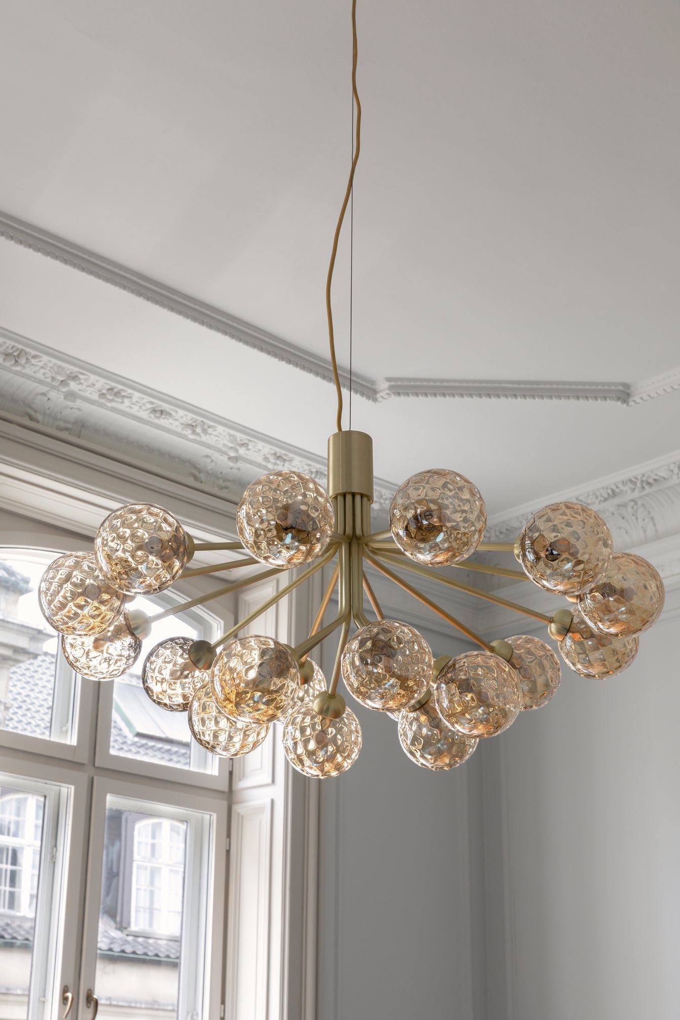 Apiales 18 ljuskrona, brushed brass / optic gold • NUURA