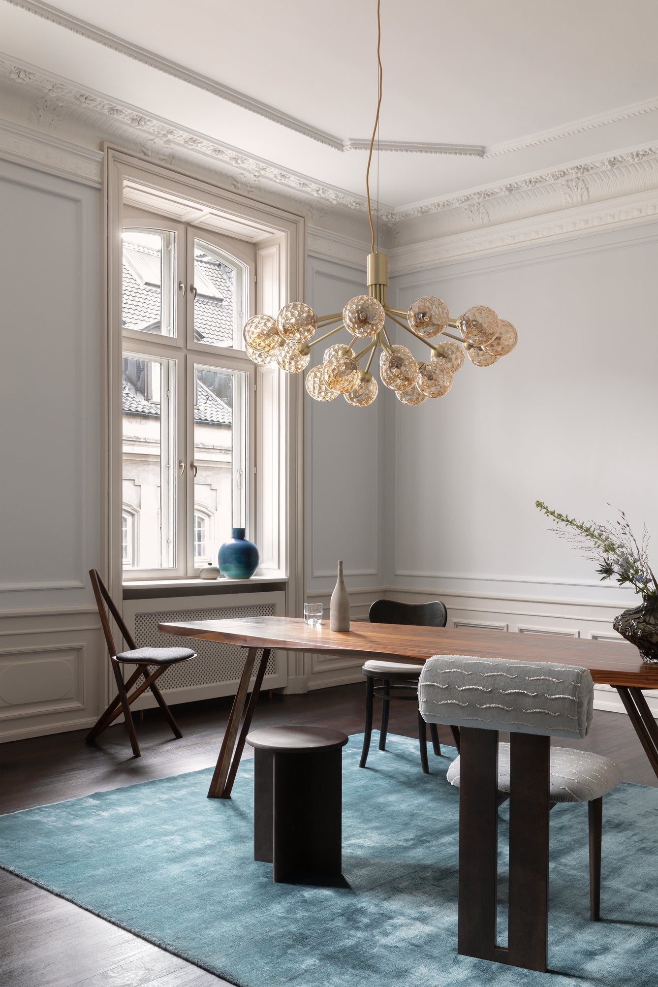 Apiales 18 ljuskrona, brushed brass / optic gold • NUURA