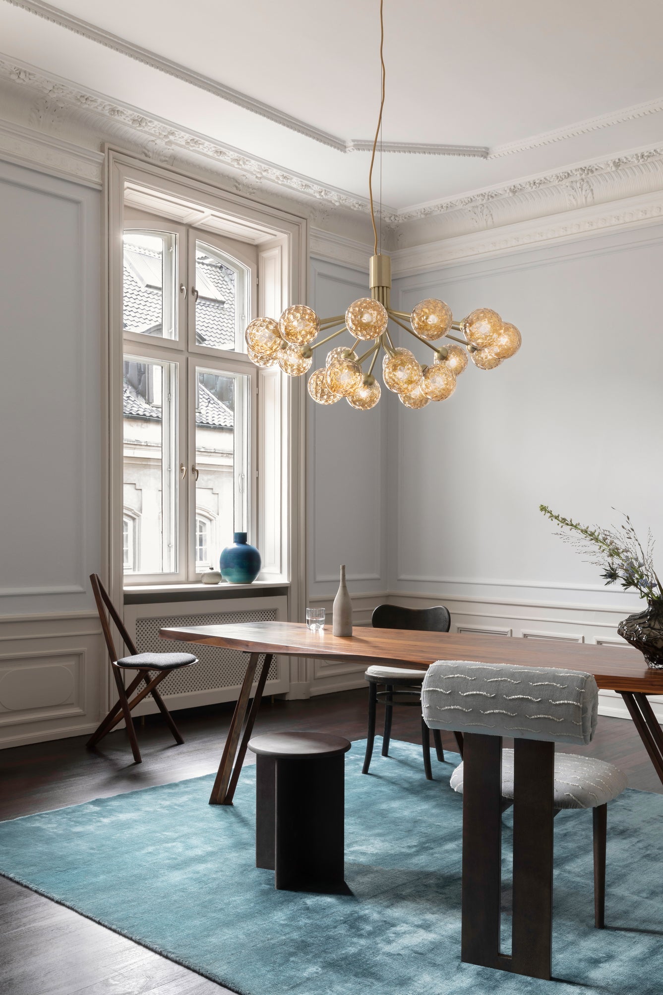 Apiales 18 ljuskrona, brushed brass / optic gold • NUURA