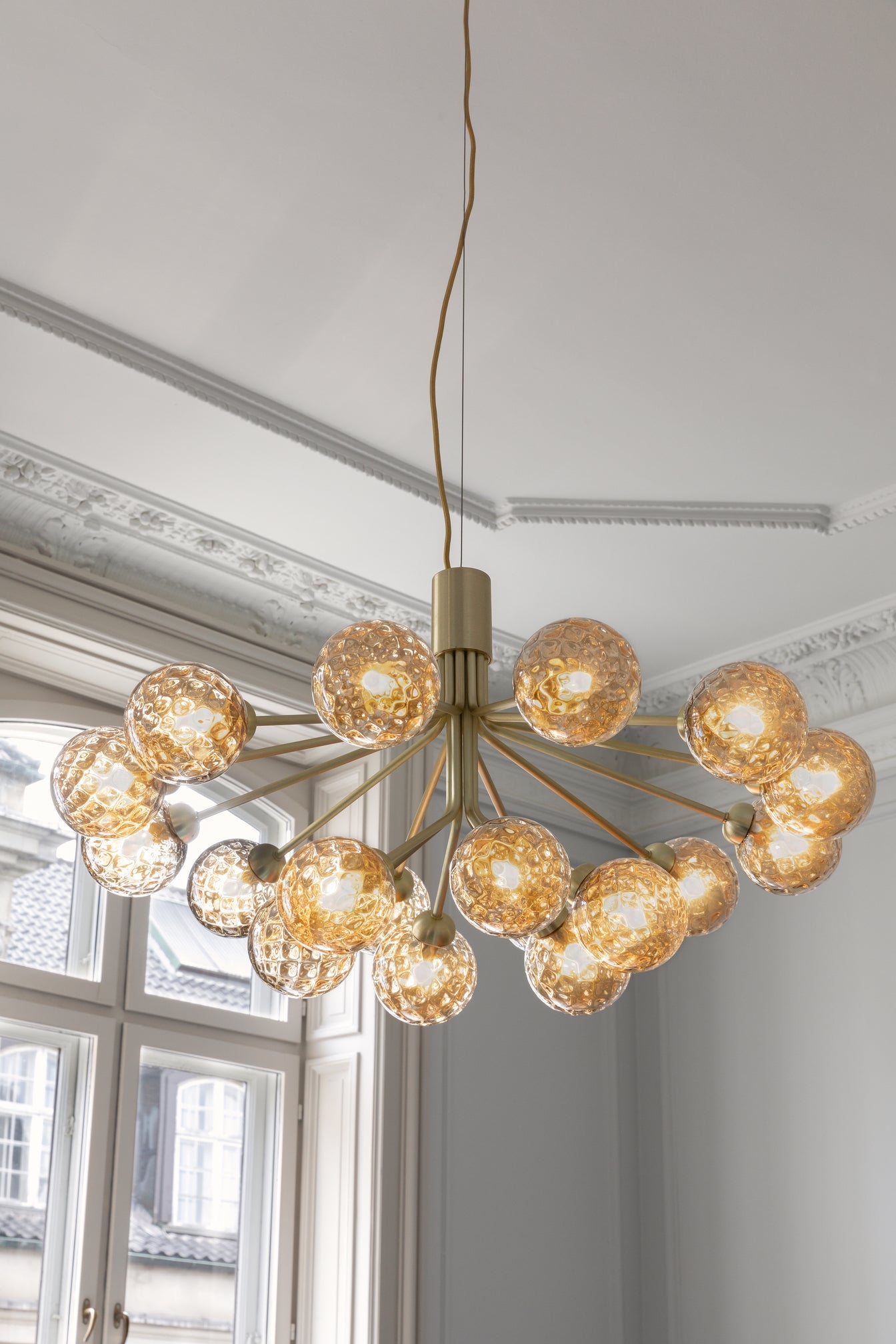 Apiales 18 ljuskrona, brushed brass / optic gold • NUURA