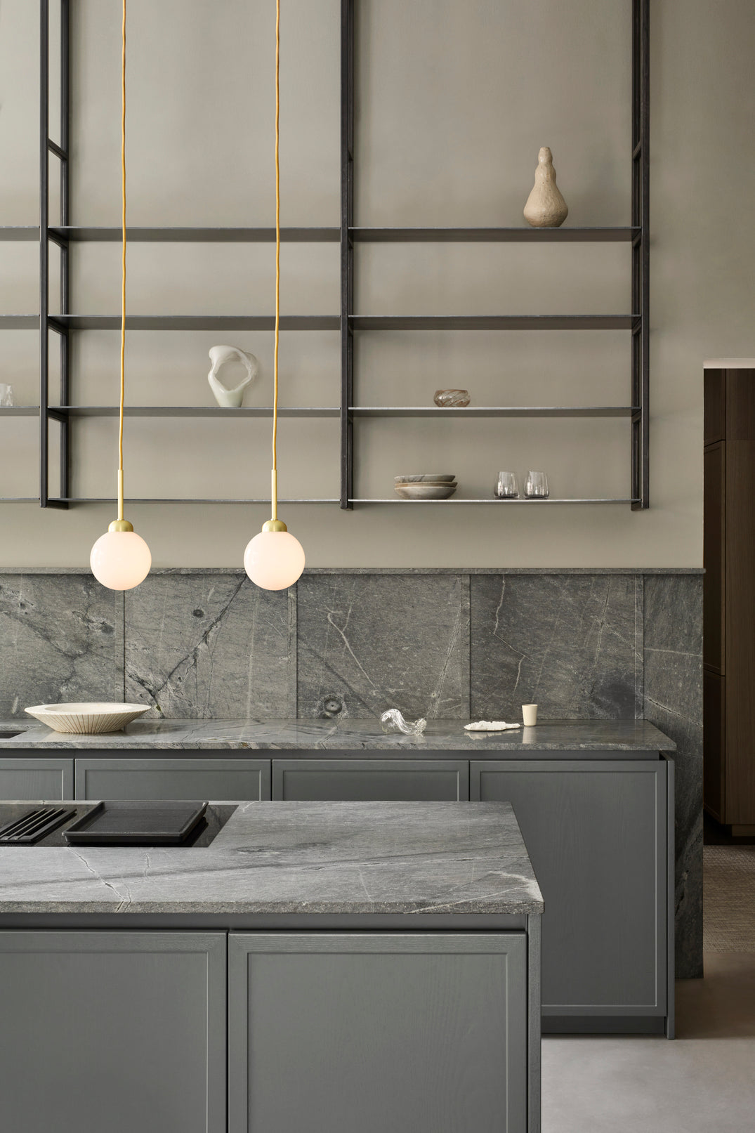 Apiales 1 pendel, brushed brass / opal • NUURA