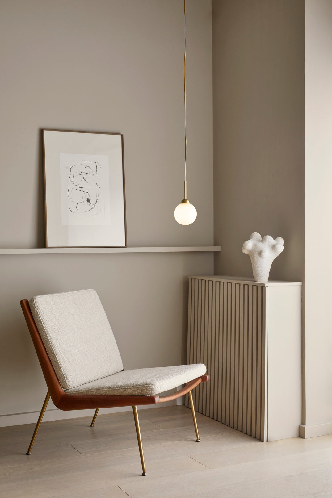 Apiales 1 pendel, brushed brass / opal • NUURA