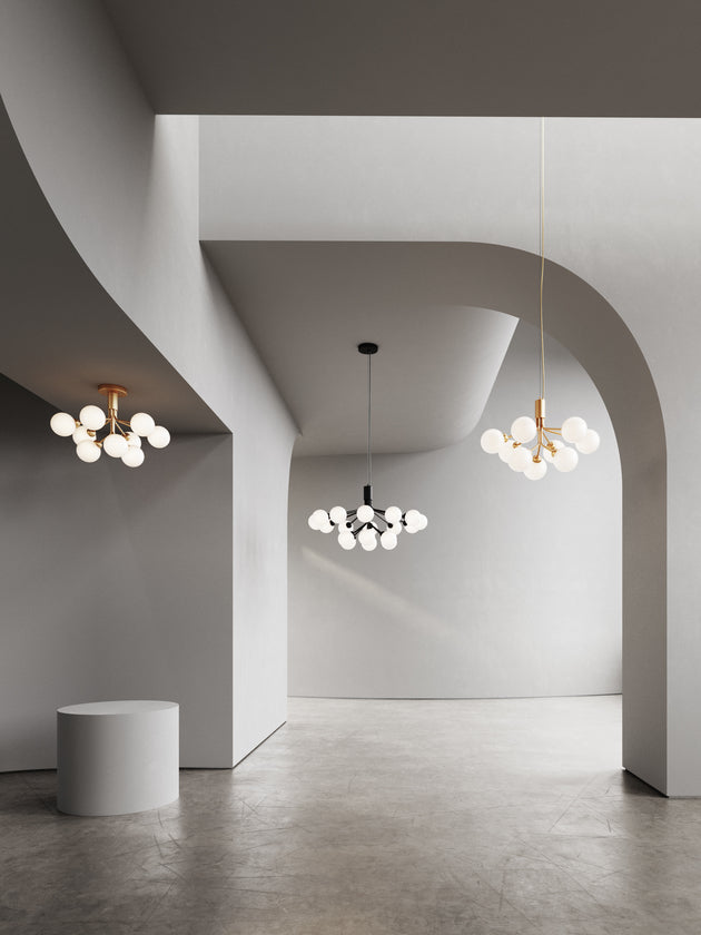 Apiales 9 Ceiling ljuskrona, brushed brass / opal • NUURA