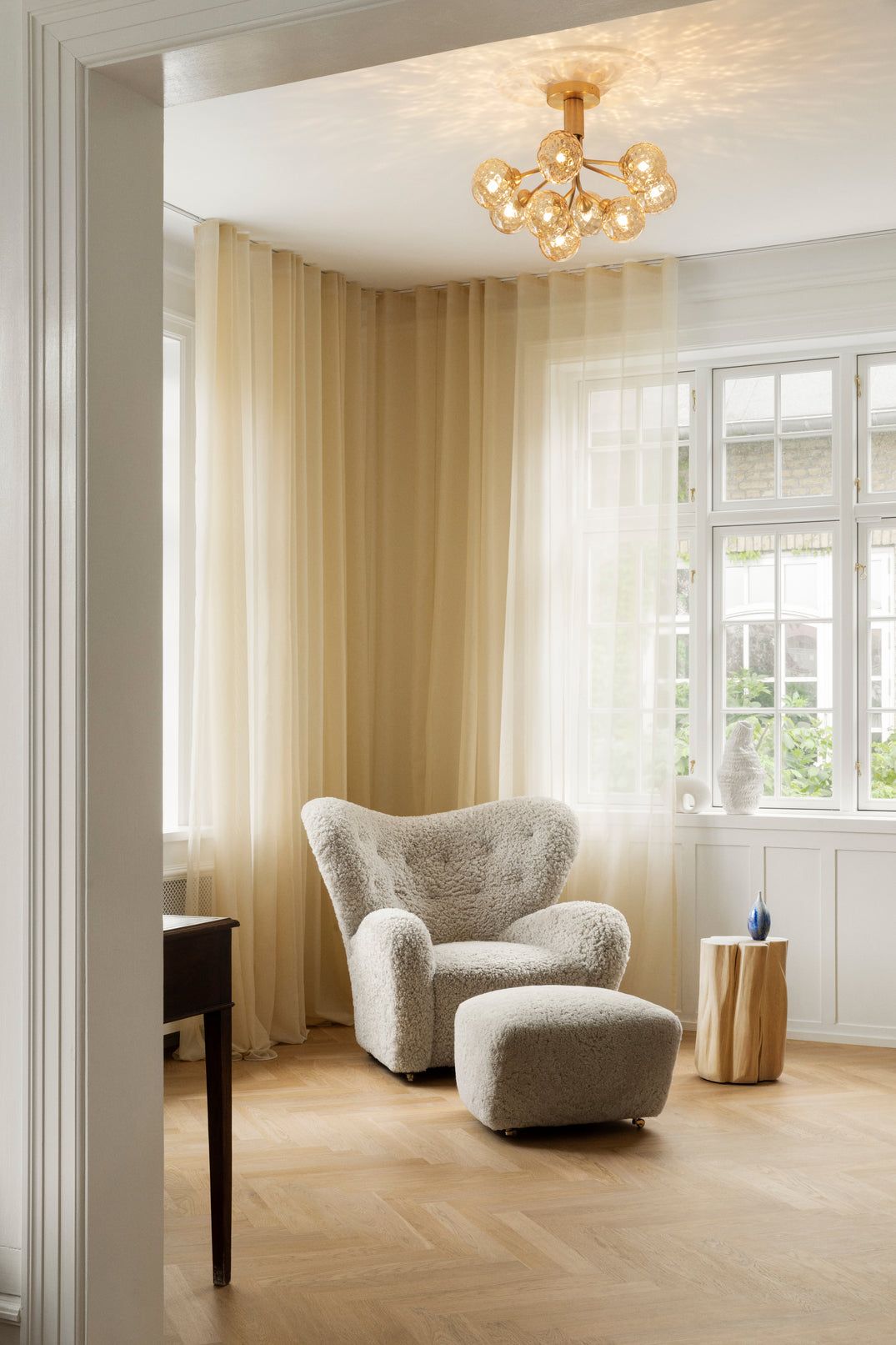 Apiales 9 Ceiling ljuskrona, brushed brass / optic gold • NUURA
