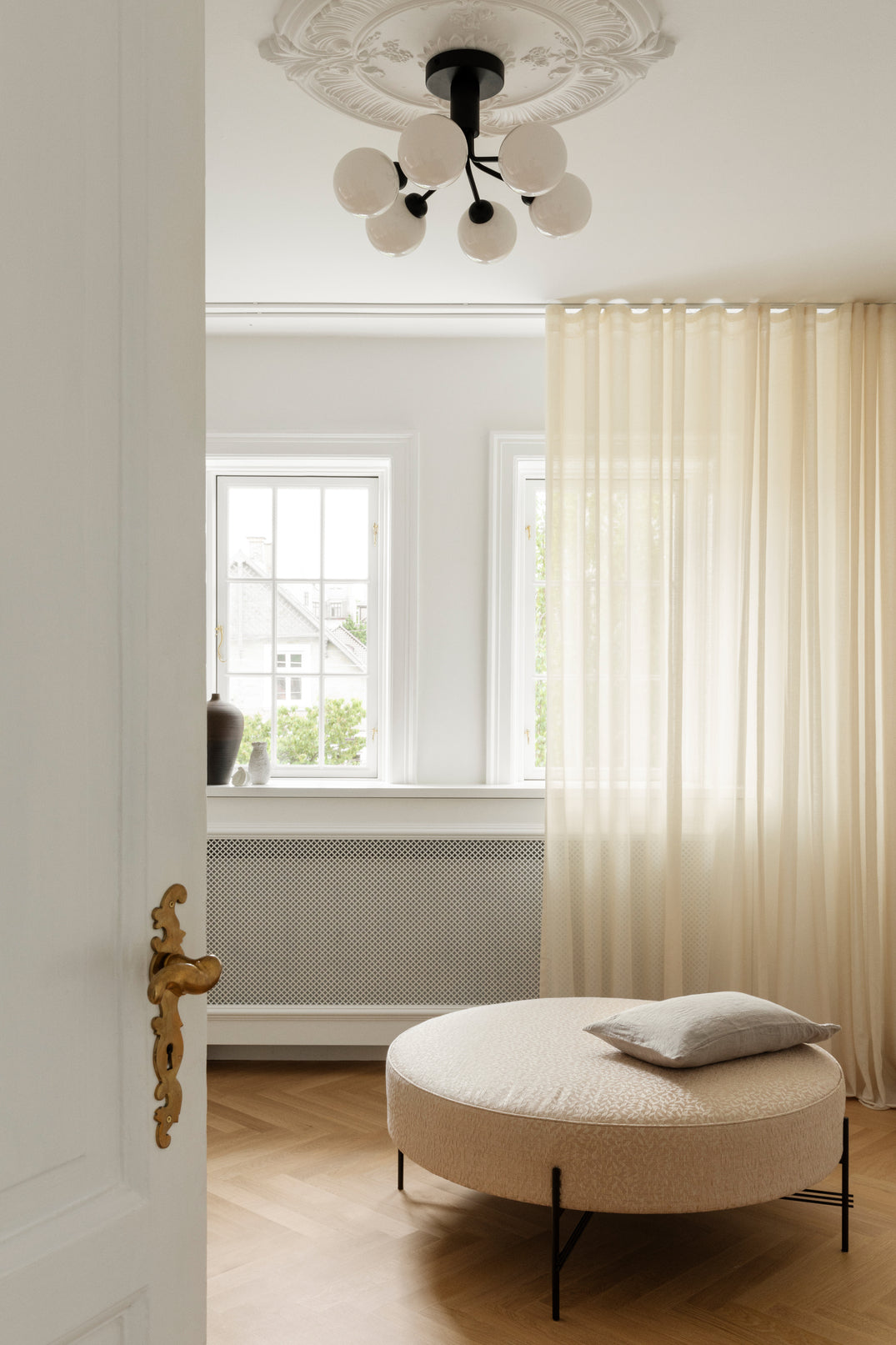 Apiales 9 Ceiling ljuskrona, satin black / opal • NUURA