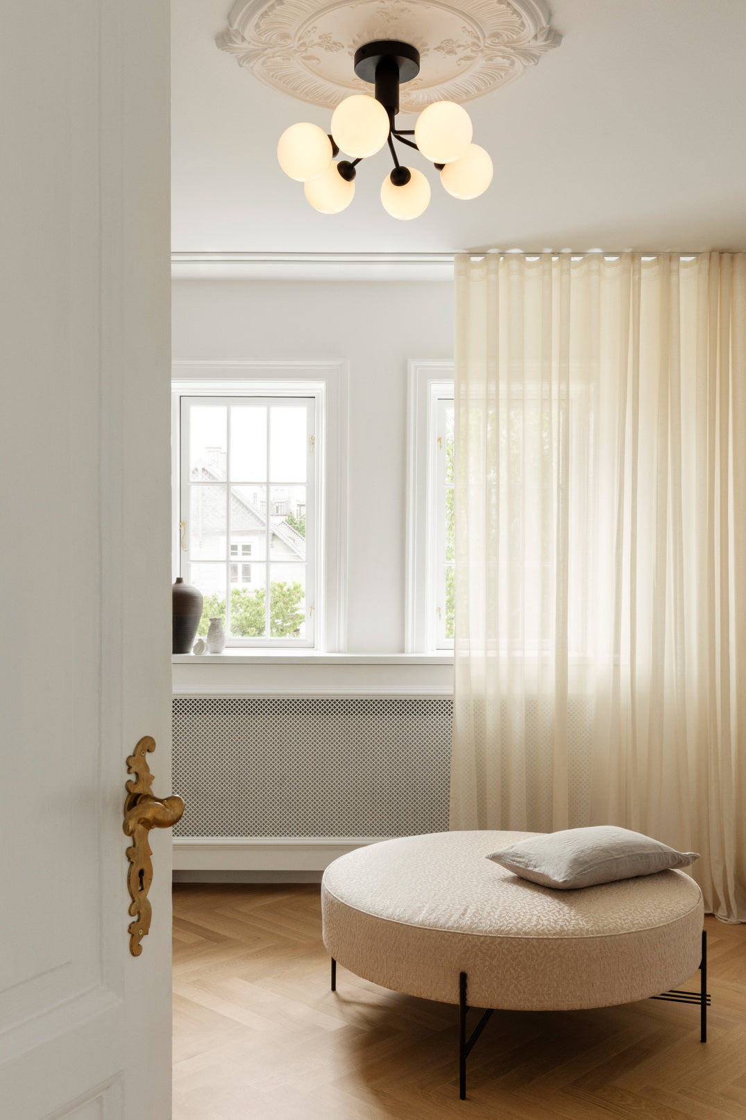 Apiales 9 Ceiling ljuskrona, satin black / opal • NUURA