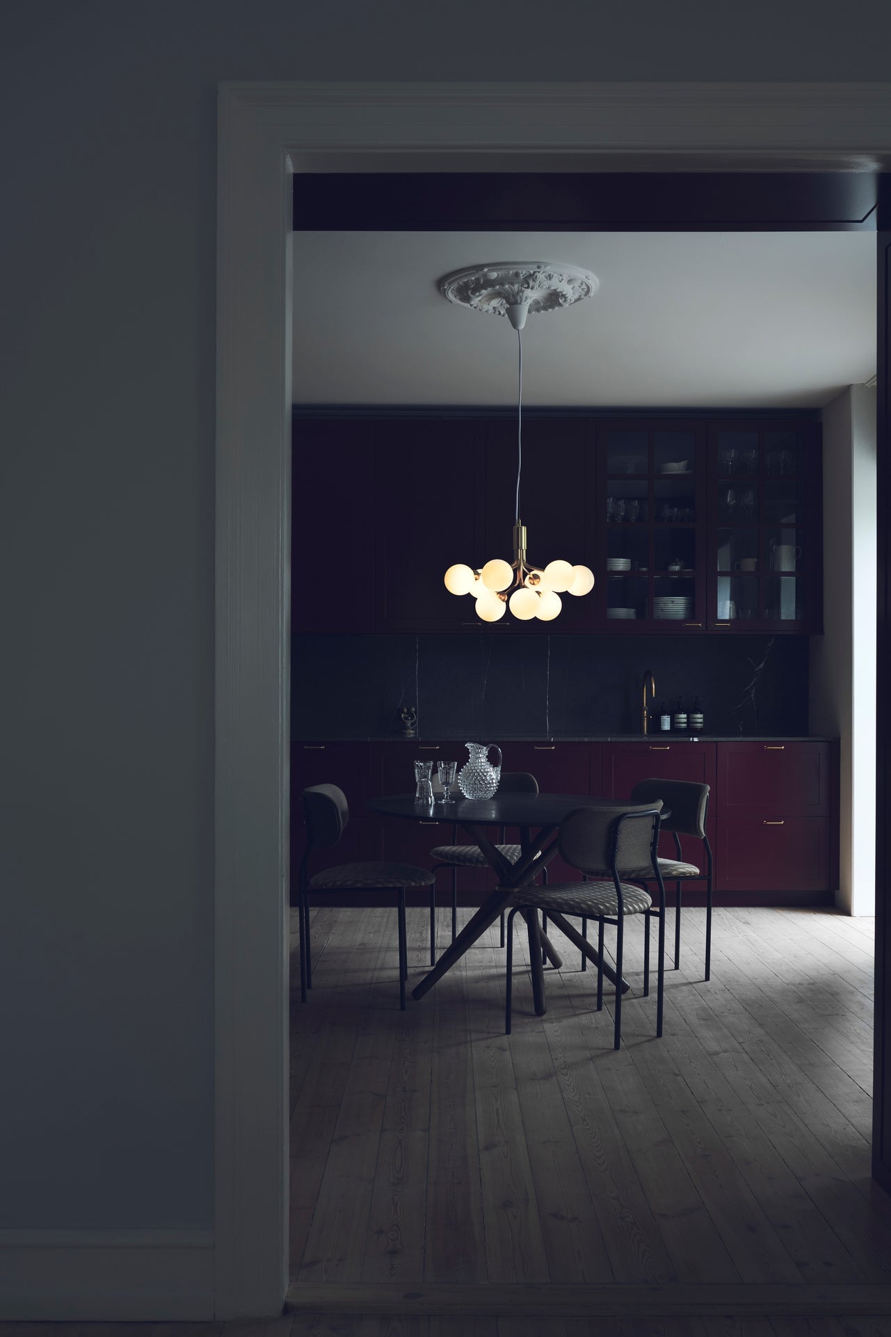 Apiales 9 ljuskrona, brushed brass / opal • NUURA