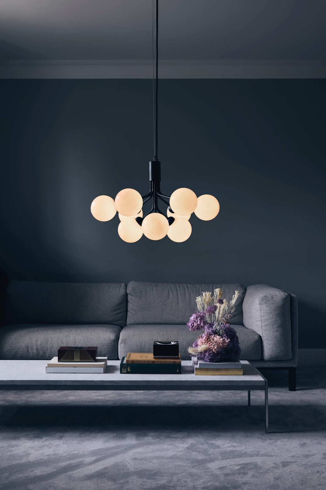 Apiales 9 ljuskrona, satin black / opal • NUURA