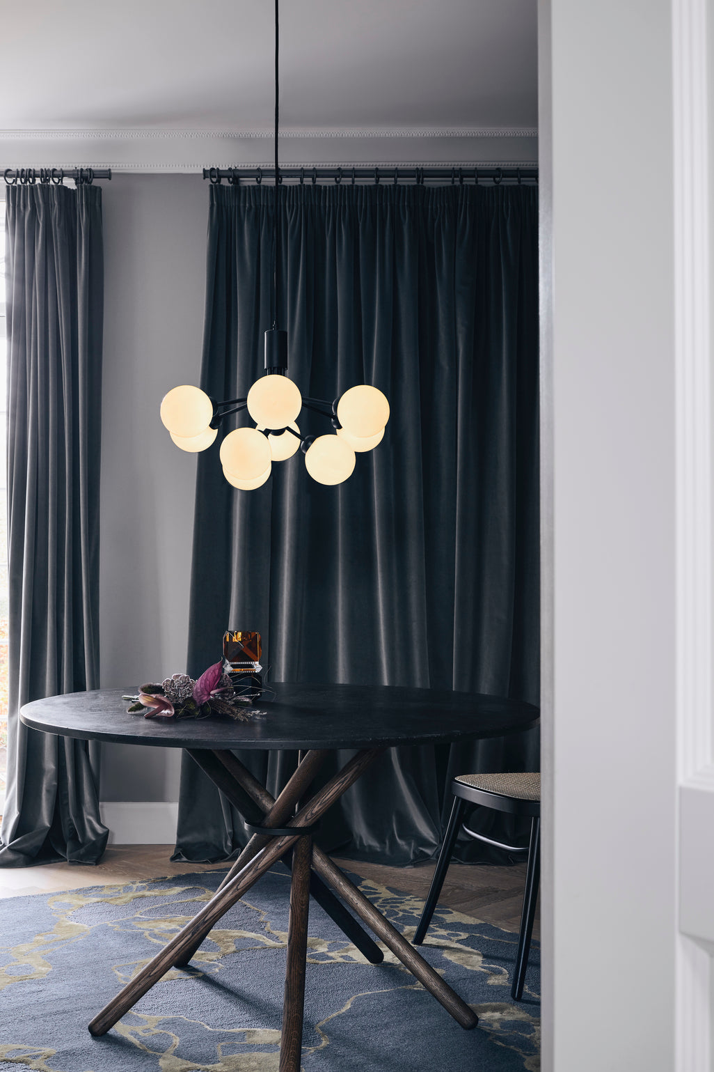 Apiales 9 ljuskrona, satin black / opal • NUURA