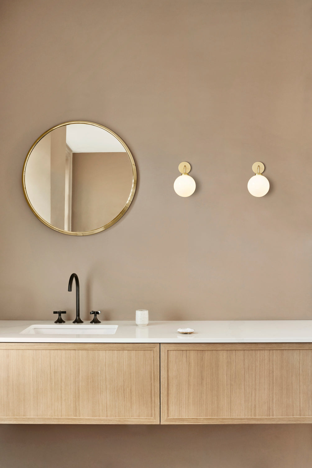 Apiales Wall Hard-wired vägglampa, brushed brass / opal • NUURA