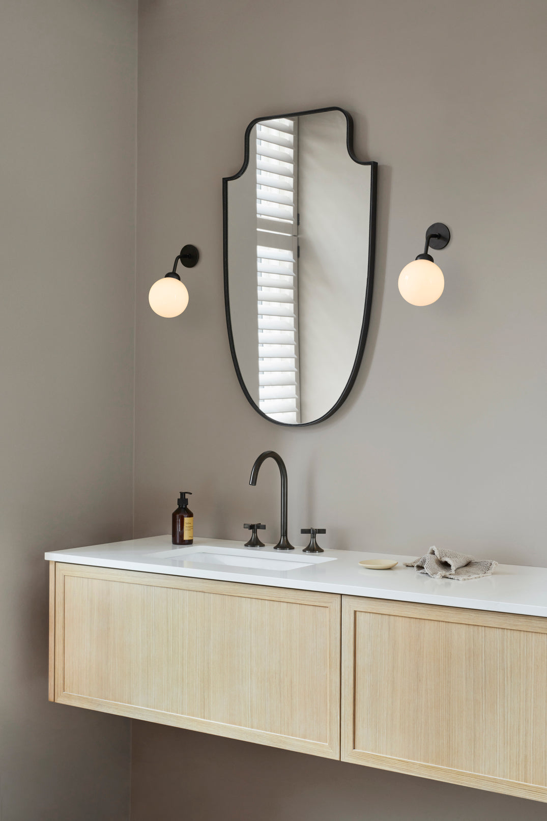 Apiales Wall Hard-wired vägglampa, satin black / opal • NUURA