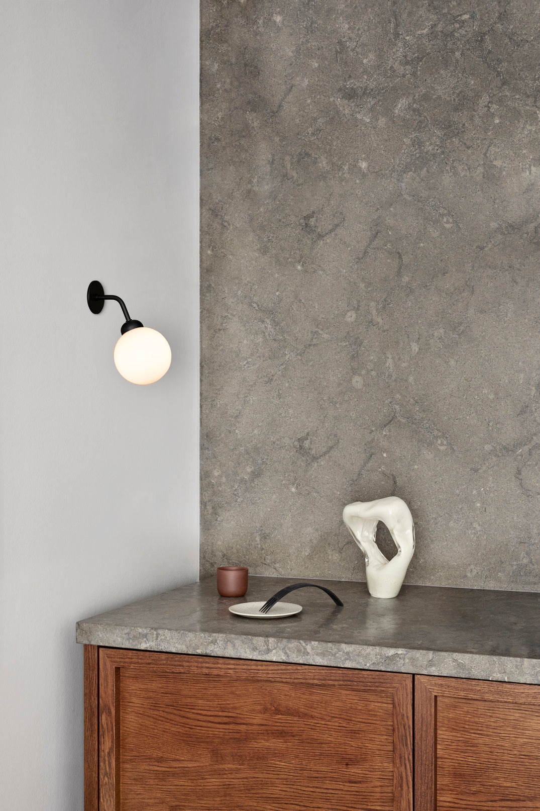 Apiales Wall Hard-wired vägglampa, satin black / opal • NUURA