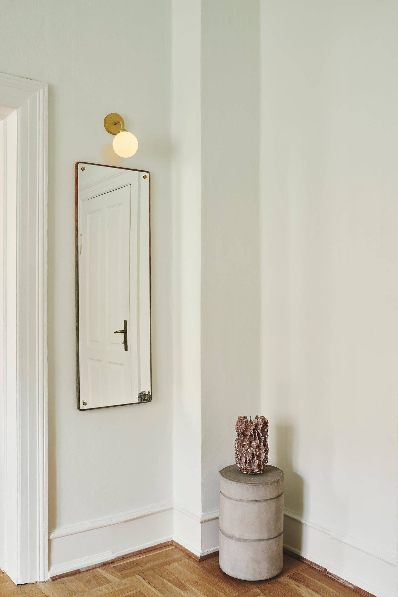 Apiales Wall vägglampa, brushed brass / opal • NUURA