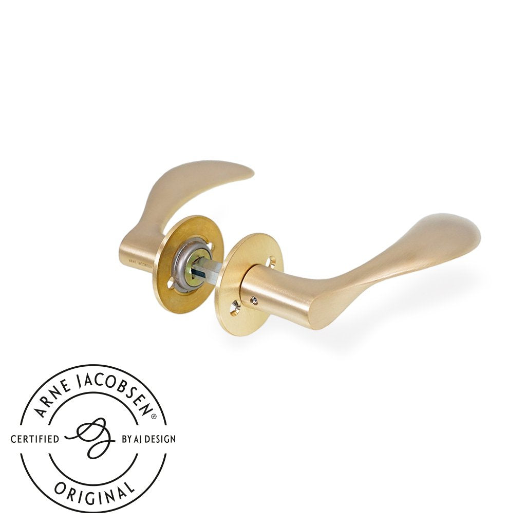 Arne Jacobsen – AJ97 dörrhandtag i borstad mässing 97 mm liten modell c/c 30 mm.