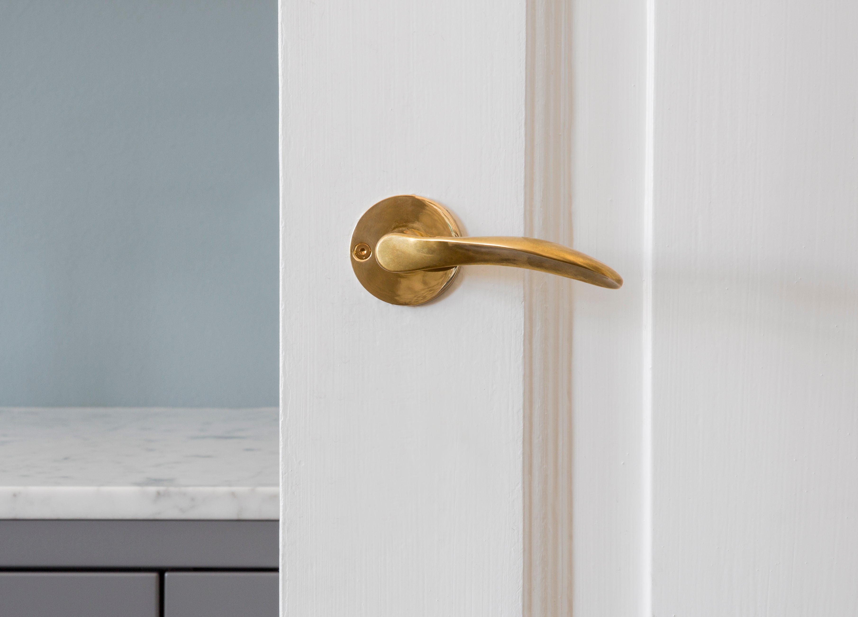 Arne Jacobsen-dörrhandtag – AJ97 dörrhandtag i polerad mässing 97 mm, liten modell