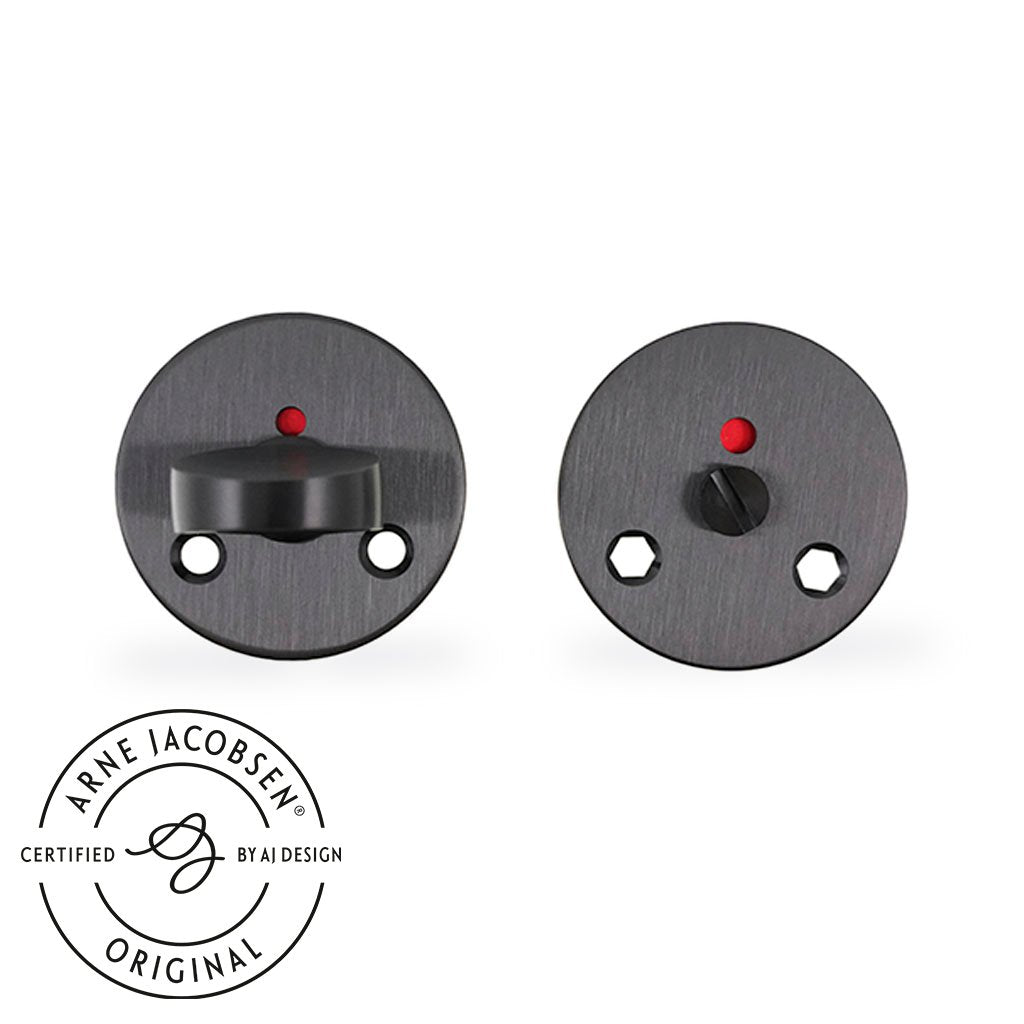 Arne Jacobsens toalettuppsättning i rostfritt stål med charcoal-finish och med röd/vit markering