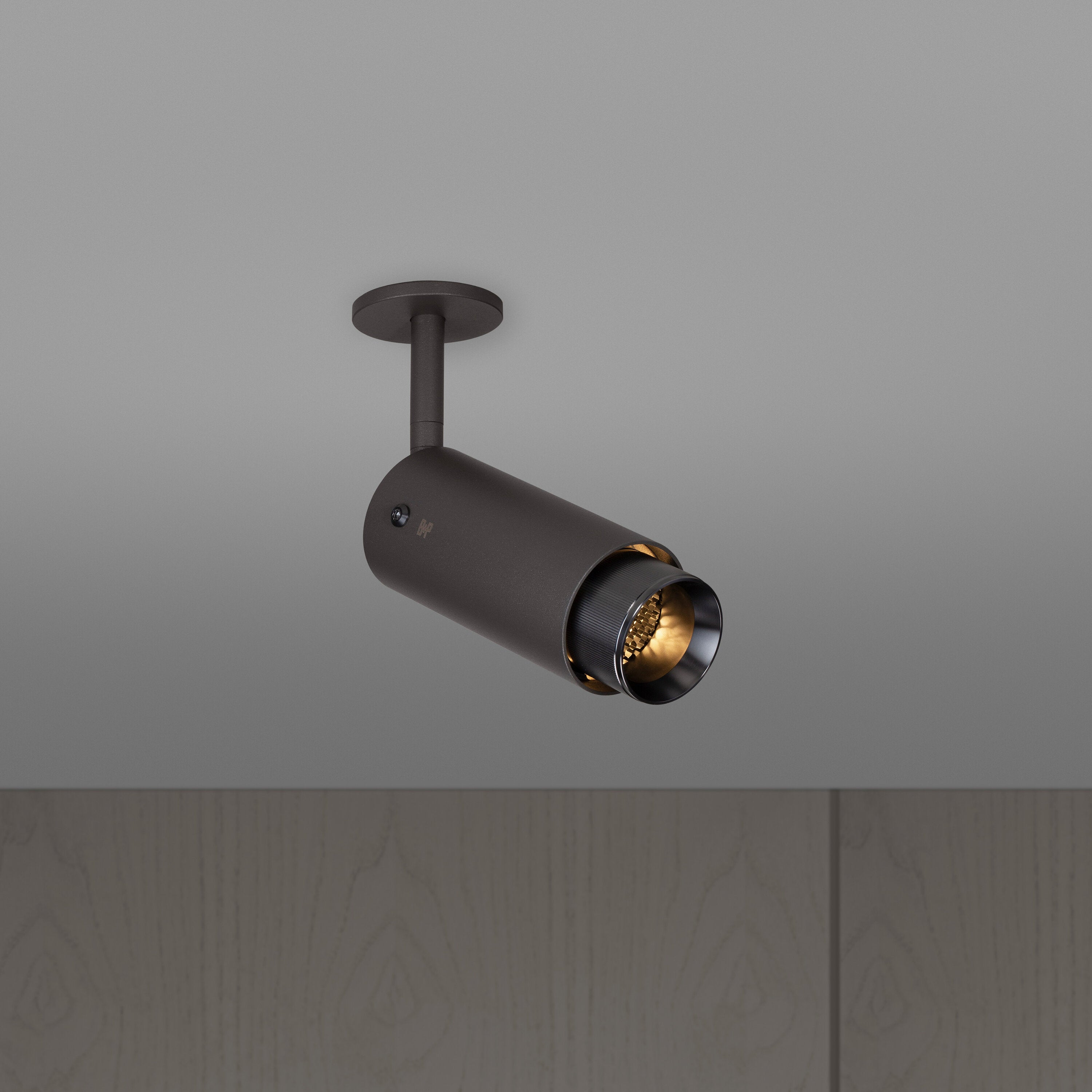 Exhaust spot i grafit med detaljer i gun metal • Buster + Punch