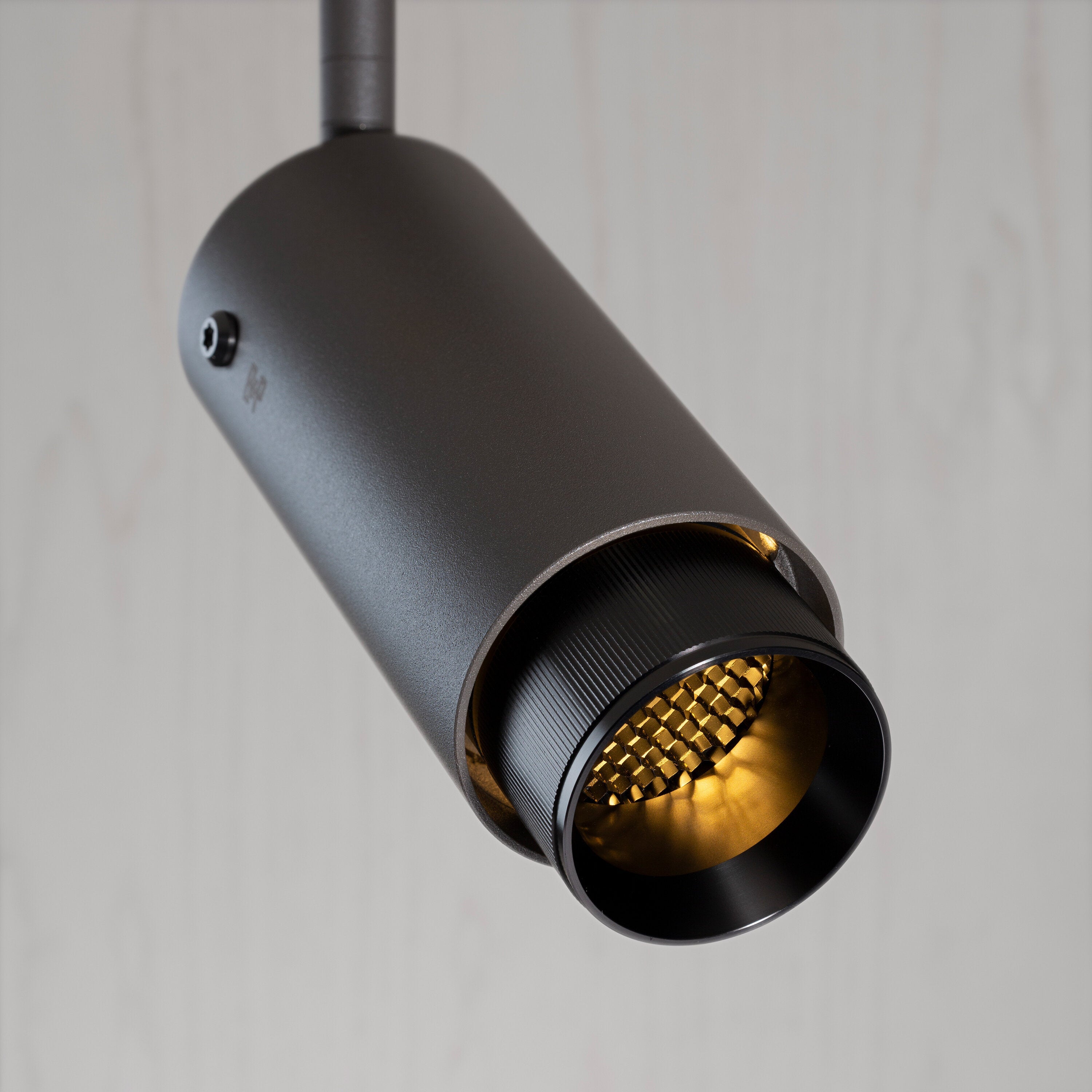 Exhaust spot i grafit med detaljer i gun metal • Buster + Punch