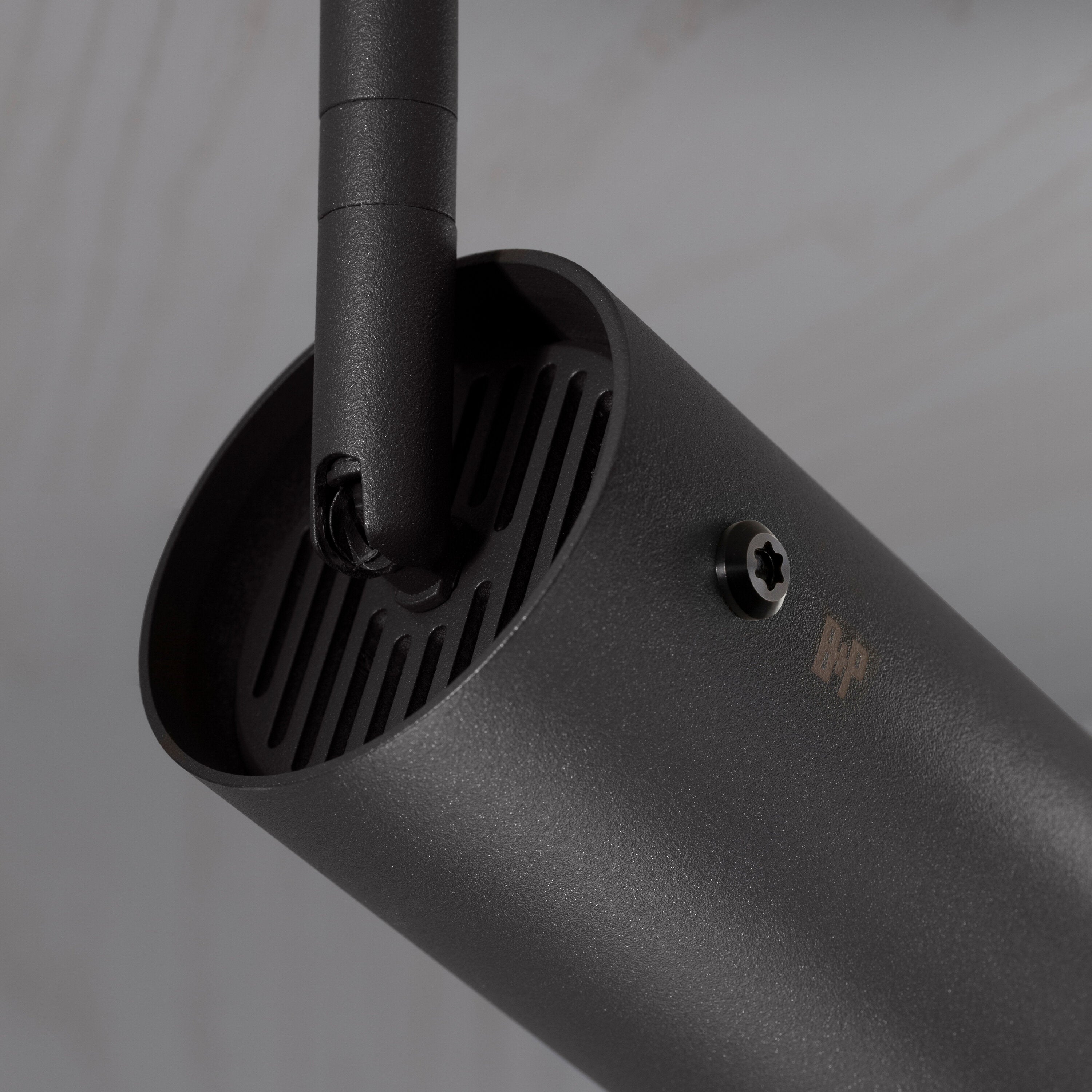 Exhaust spot i grafit med detaljer i gun metal • Buster + Punch