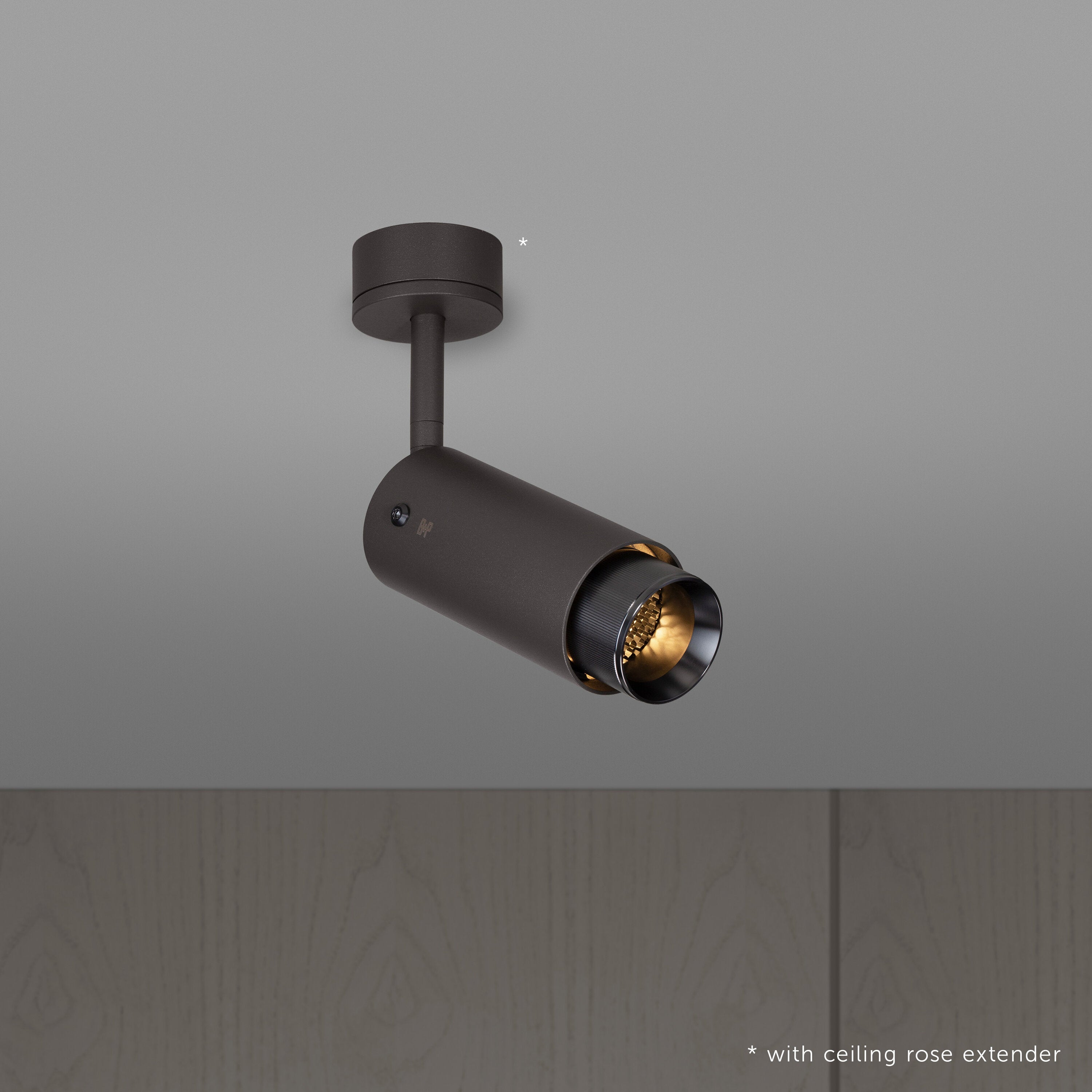 Exhaust spot i grafit med detaljer i gun metal • Buster + Punch