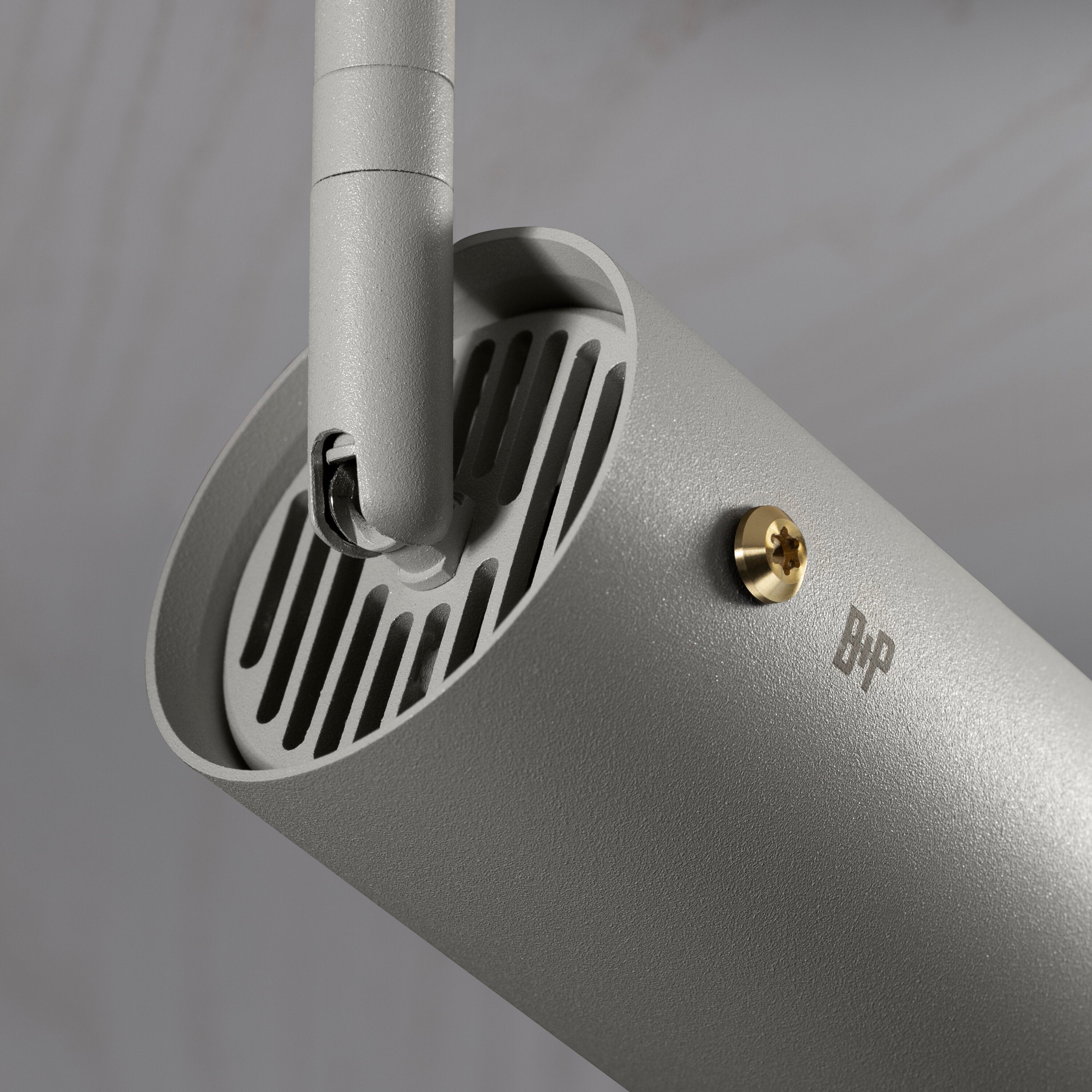 Exhaust spot i sten med detaljer i massiv mässing • Buster + Punch