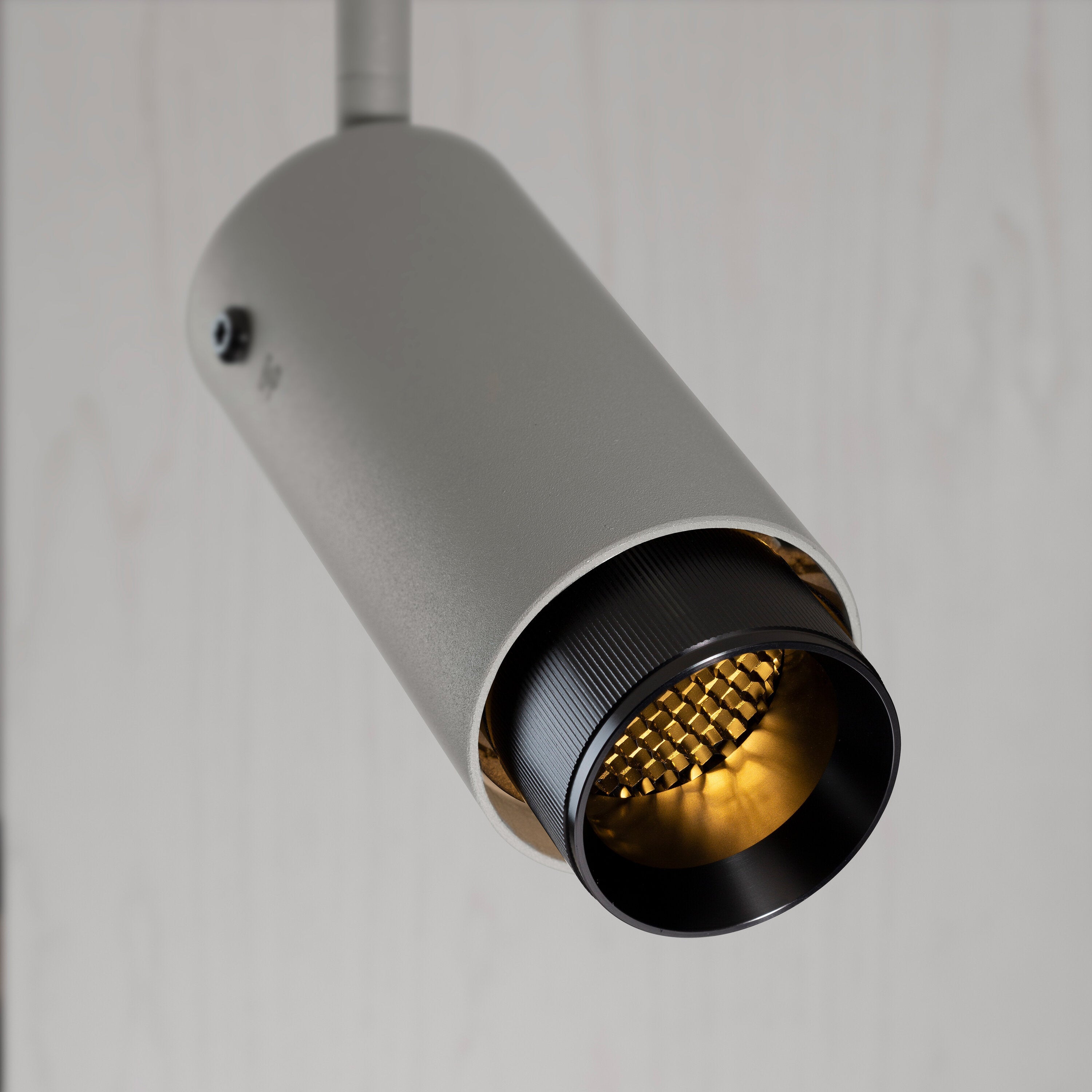 Exhaust spot i sten med detaljer i gun metal • Buster + Punch