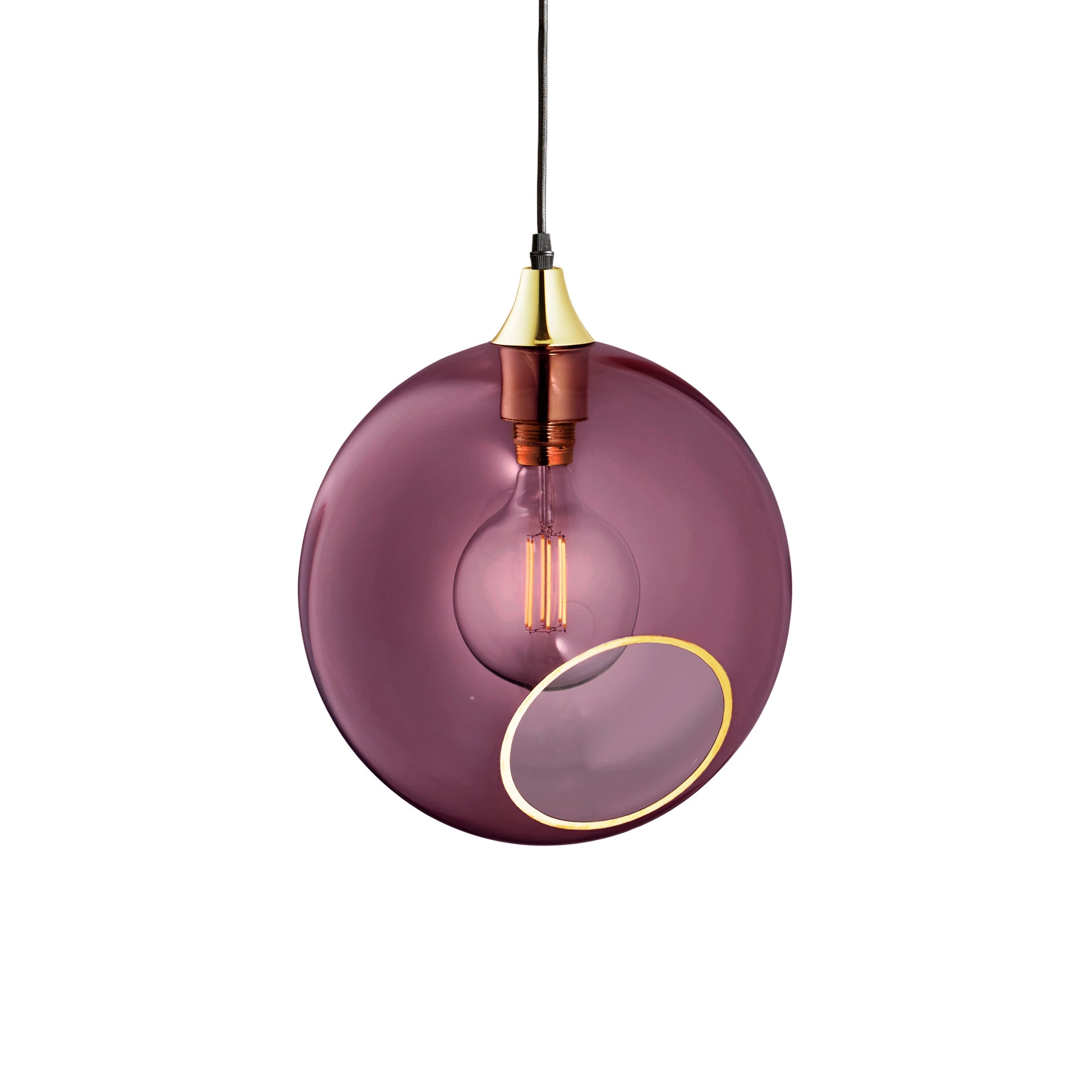 Rund lampa i lila glas och med en avskuren bit med guldkant som ger en skymt av glödlampan. Sockeln och rosetten är guldfärgade och kabeln av svart textil.