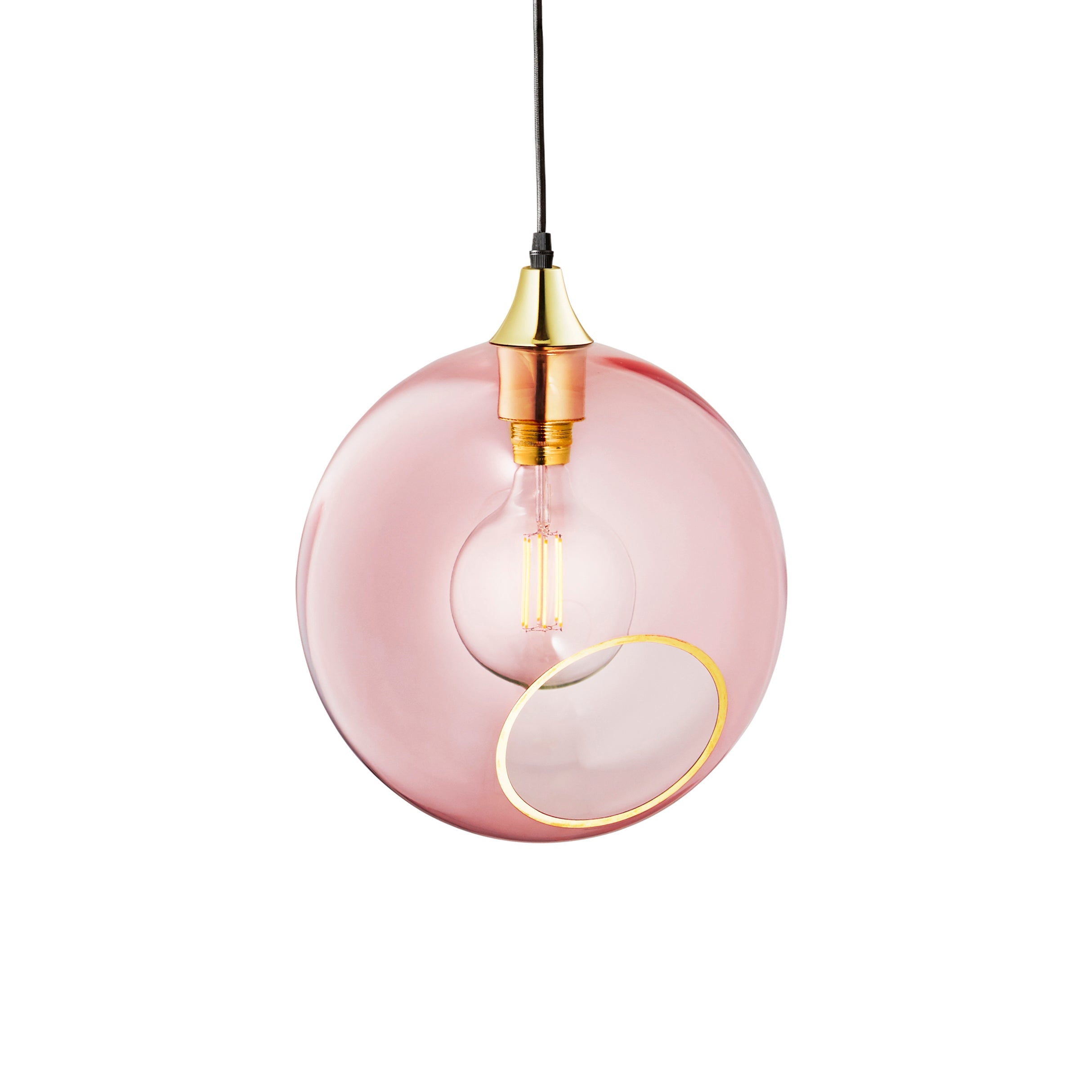 Rund lampa i rosafärgat glas och med en avskuren bit med guldkant som ger en skymt av glödlampan. Sockel och rosett är guldfärgade och sladden är av svart tyg.